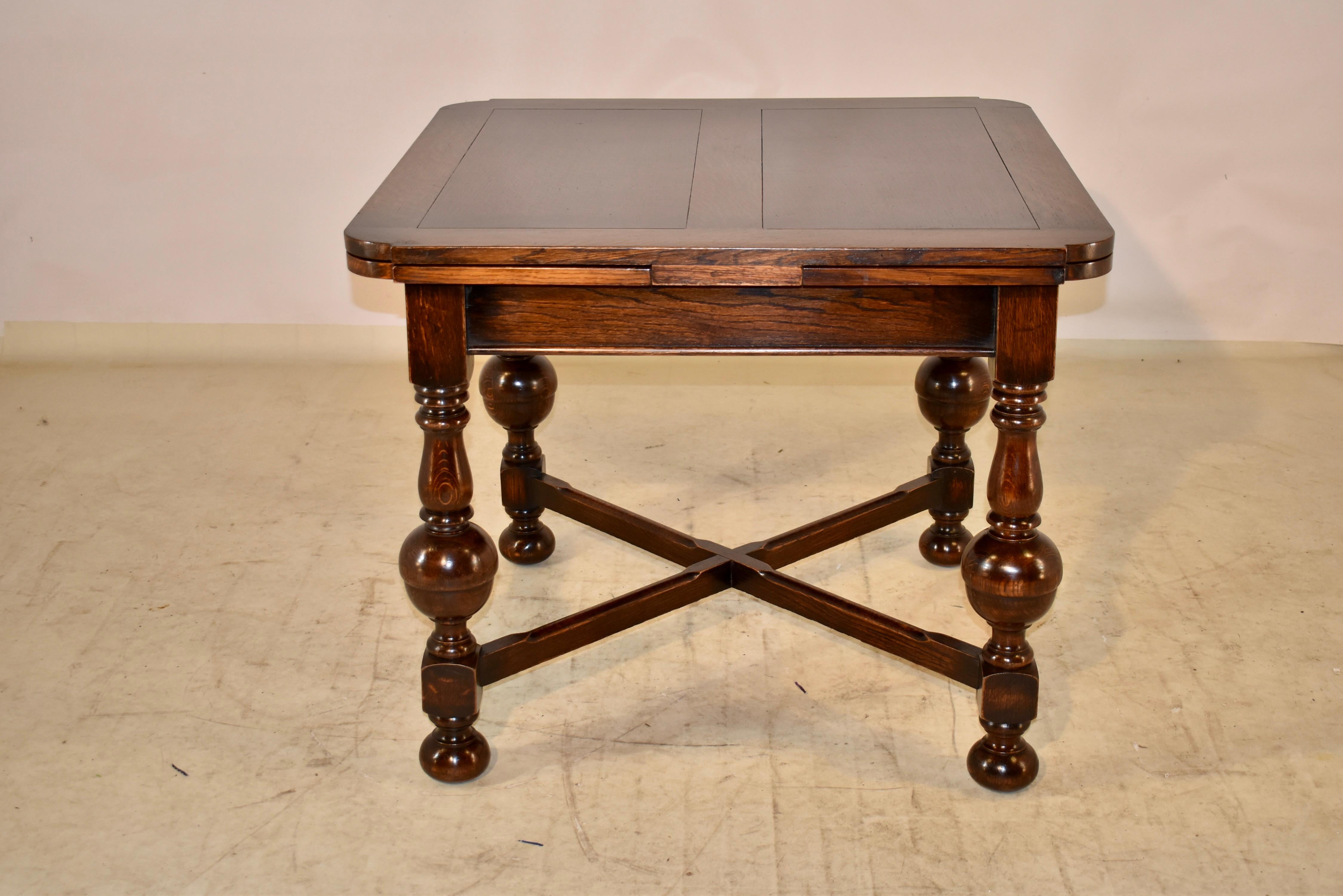 Edwardian oak table with draw leaves from England, circa 1900. The top is banded and has two wonderfully grained panels. It also has a lovely shape and when the two leaves are extended fully, the top measures 59.75 inches in length. The apron is