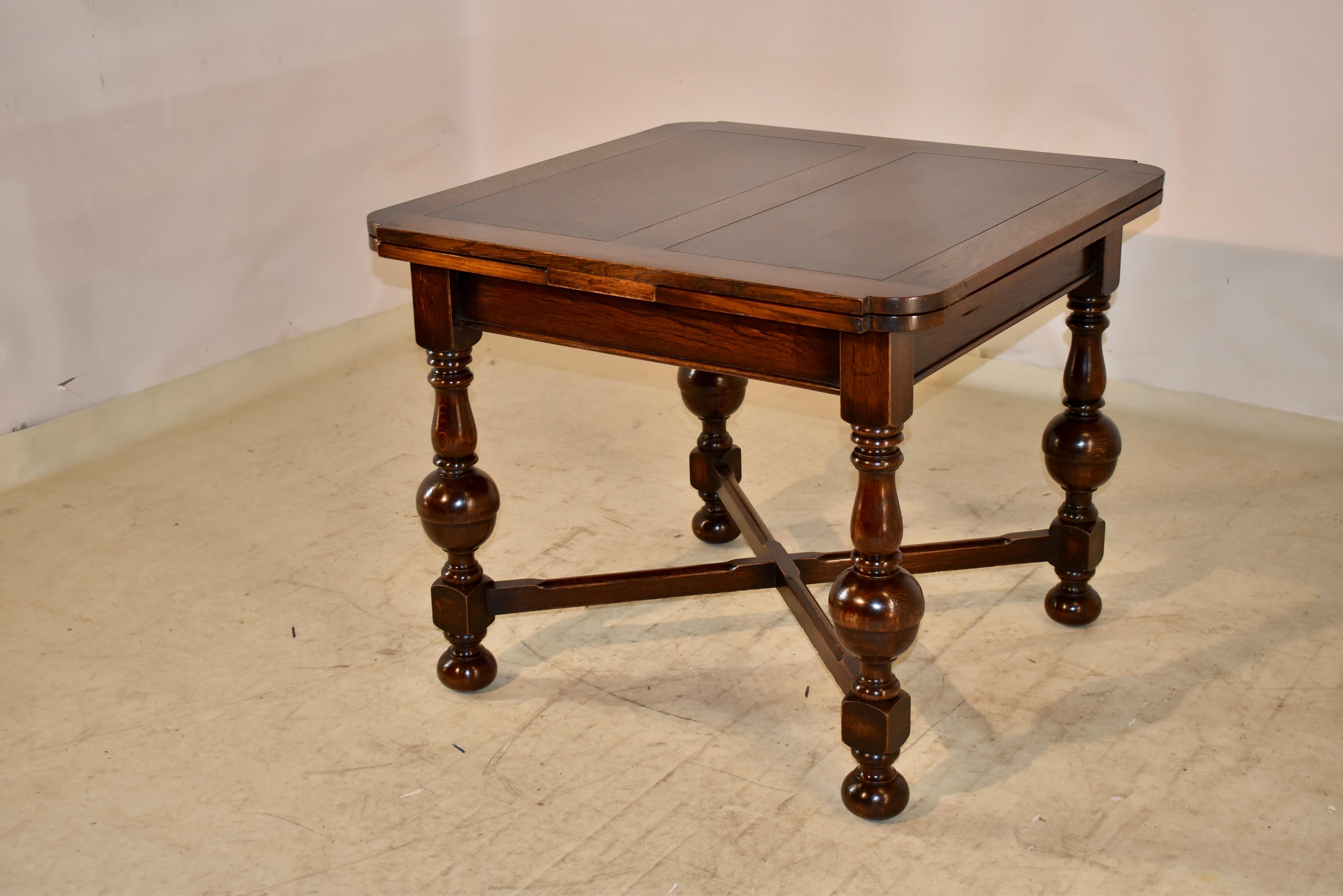 Early 20th Century Edwardian Table with Draw-Leaves, circa 1900