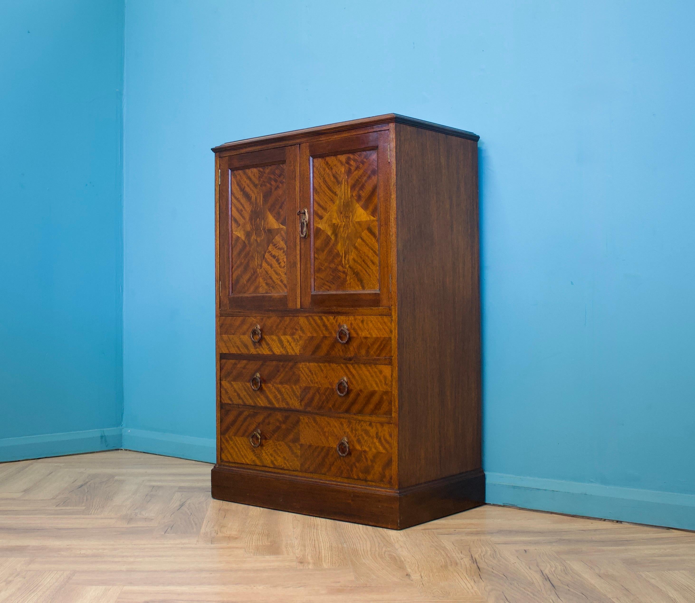 Tallboy eduardiano / Prensa de armario de lino, década de 1910 Art Decó en venta