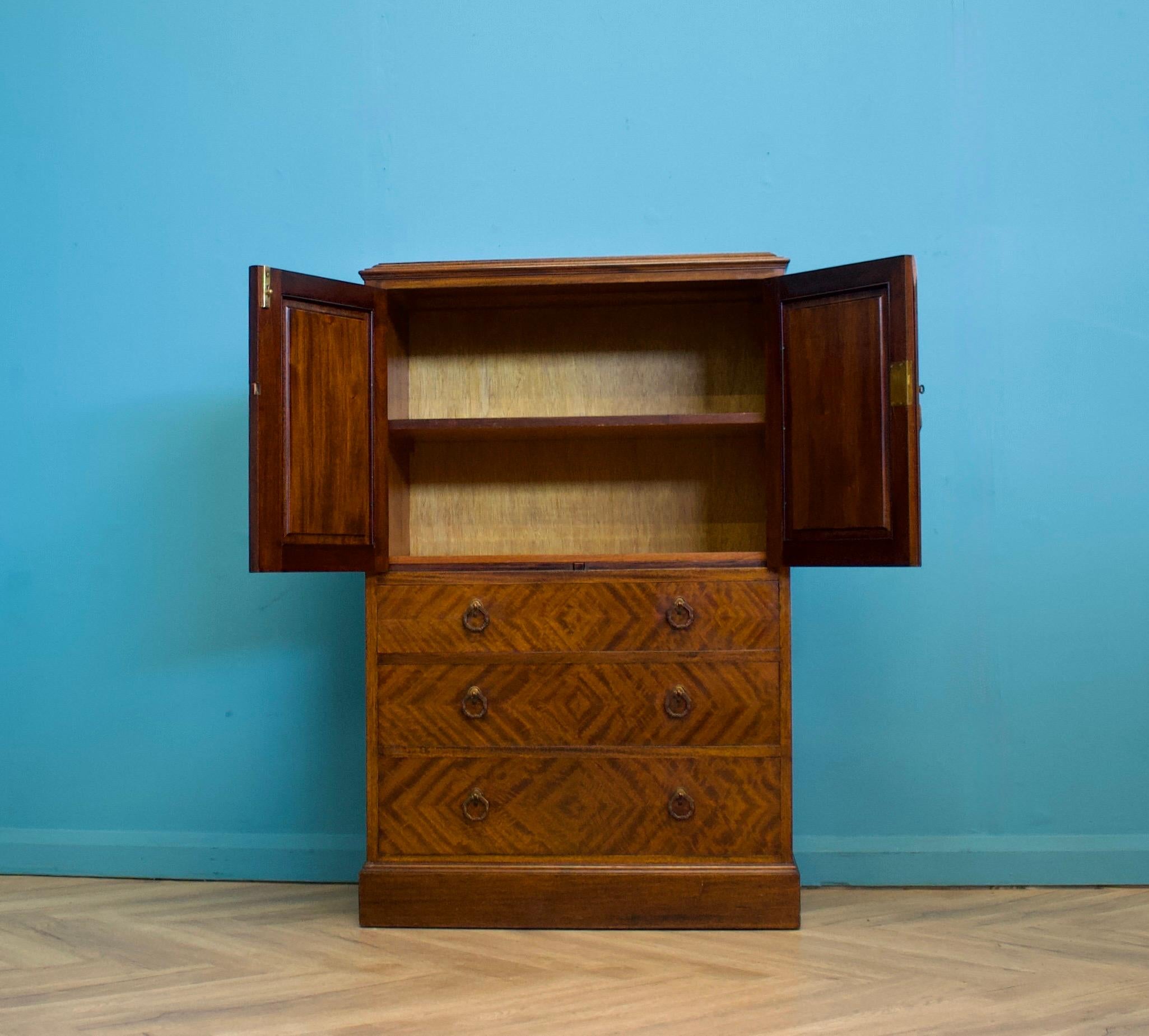 Tallboy eduardiano / Prensa de armario de lino, década de 1910 Chapado en venta