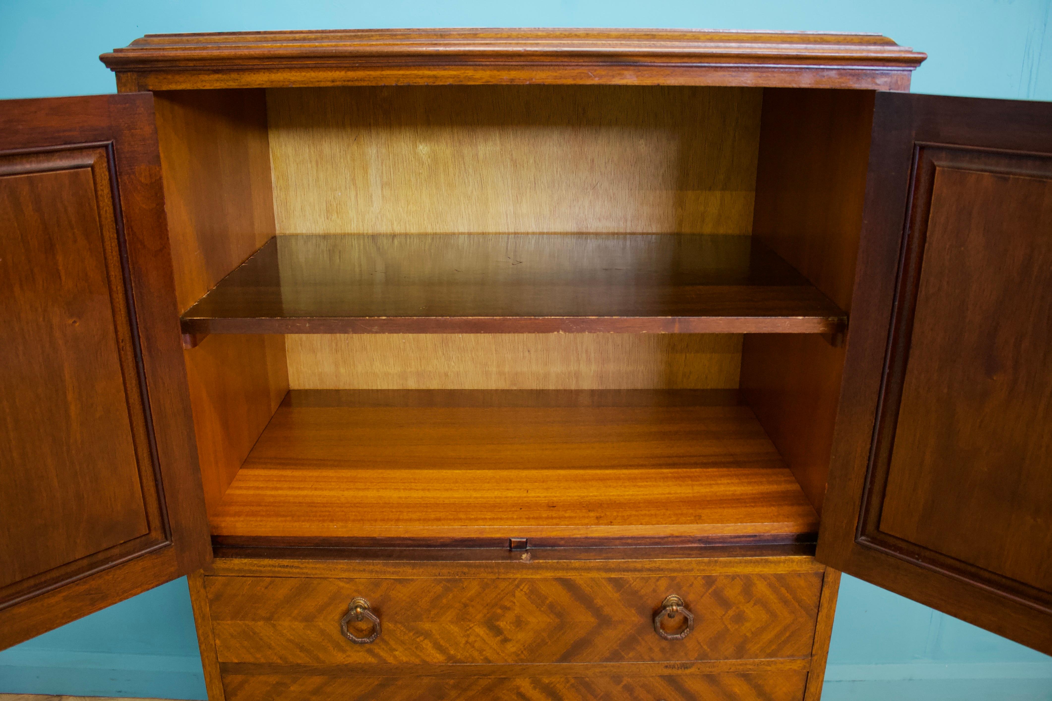 Tallboy eduardiano / Prensa de armario de lino, década de 1910 Madera en venta