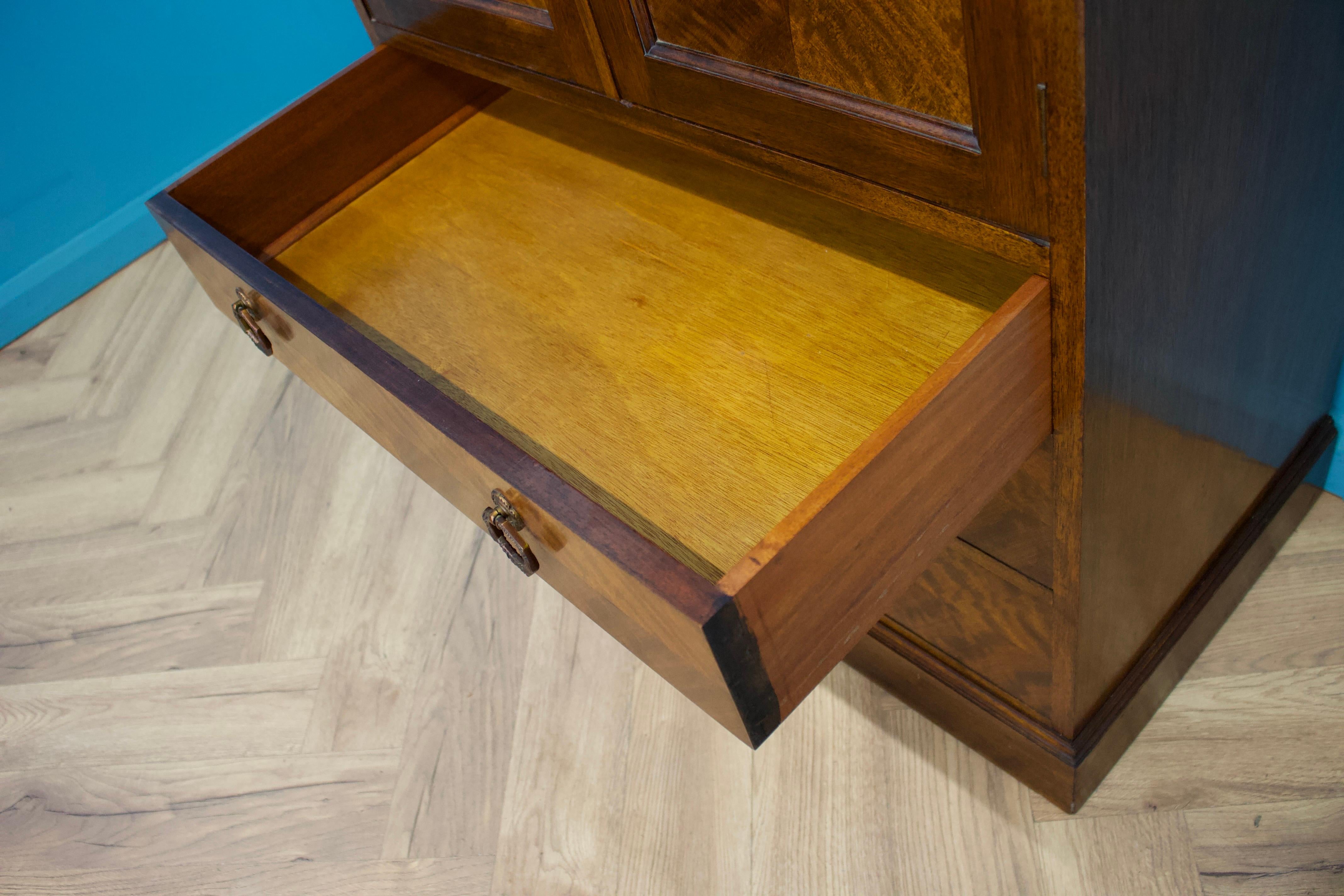 Tallboy eduardiano / Prensa de armario de lino, década de 1910 en venta 1