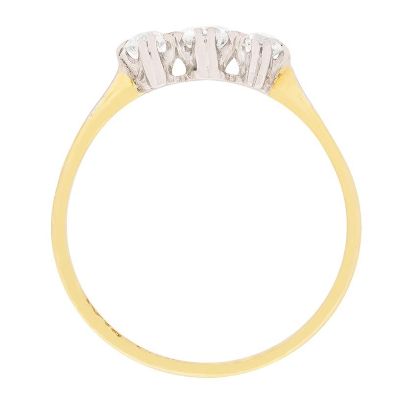 Dieser schöne, handgefertigte Ring hat einen zentralen Diamanten von 0,30 Karat und wird an beiden Seiten von Diamanten von 0,25 Karat getragen. Es handelt sich um Diamanten im alten Schliff mit den geschätzten Graden G in der Farbe und VS in der