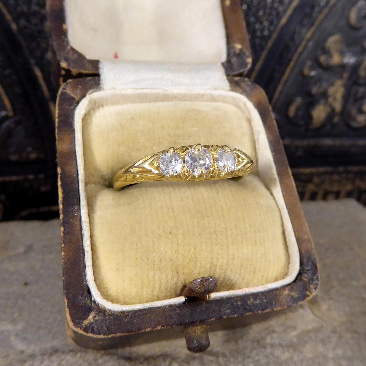 Edwardianischer Diamantring mit drei Steinen und Wirbelgalerie aus 18 Karat Gelbgold 5