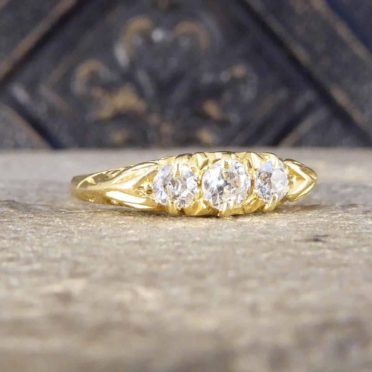 Ein schöner und klassischer edwardianischer Ring. Gut geliebt, aber in sehr gutem Zustand für sein Alter, dieser Diamant gesetzt antiken Ring halten drei Old European Diamanten mit einem Gesamtgewicht von 0,58ct mit dem Zentrum ist die größte