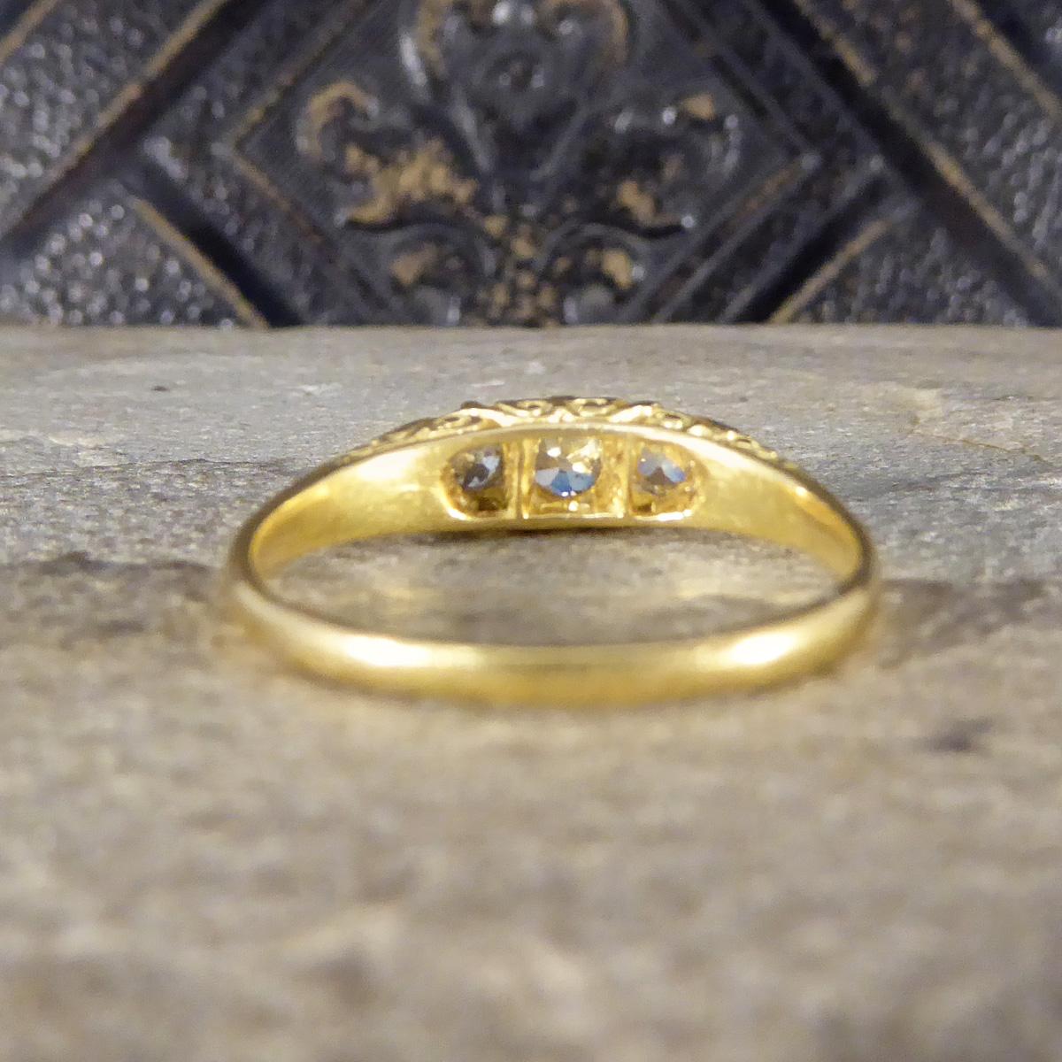 Edwardianischer Diamantring mit drei Steinen und Wirbelgalerie aus 18 Karat Gelbgold im Zustand „Gut“ in Yorkshire, West Yorkshire