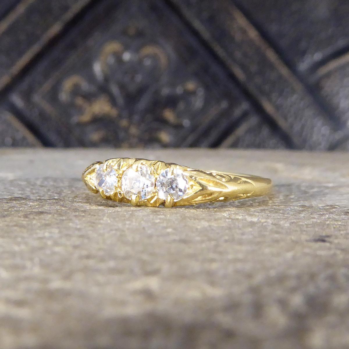 Edwardianischer Diamantring mit drei Steinen und Wirbelgalerie aus 18 Karat Gelbgold Damen