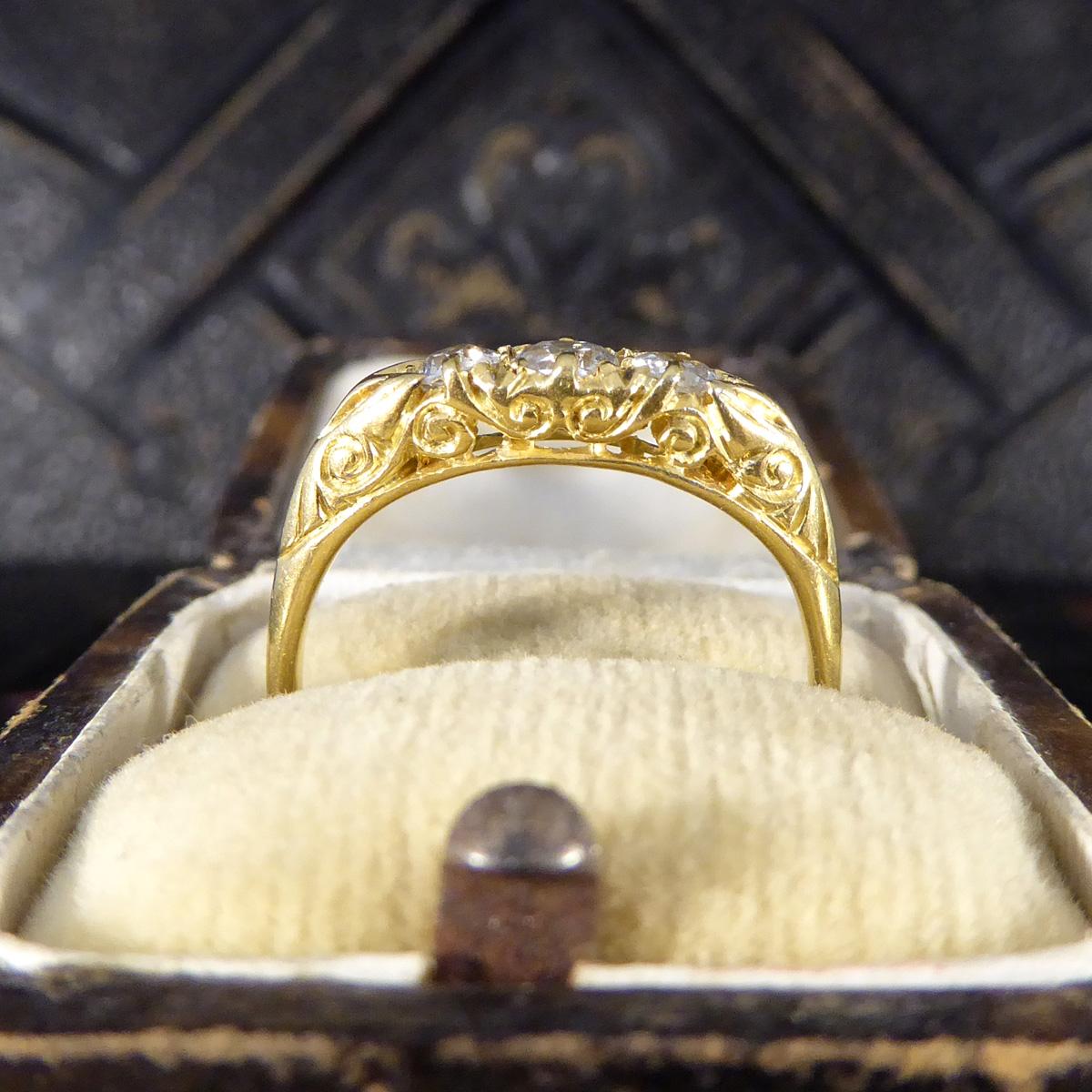 Edwardianischer Diamantring mit drei Steinen und Wirbelgalerie aus 18 Karat Gelbgold 3