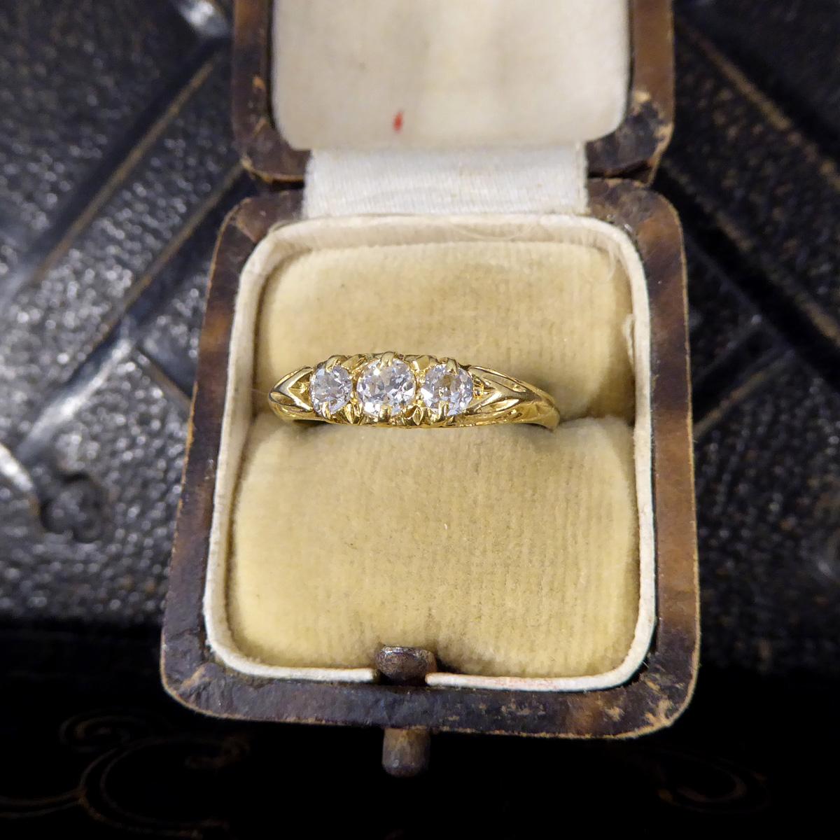 Edwardianischer Diamantring mit drei Steinen und Wirbelgalerie aus 18 Karat Gelbgold 4