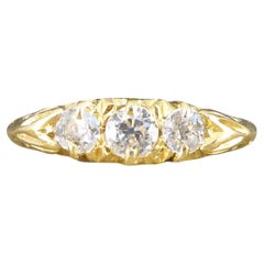 Edwardianischer Diamantring mit drei Steinen und Wirbelgalerie aus 18 Karat Gelbgold