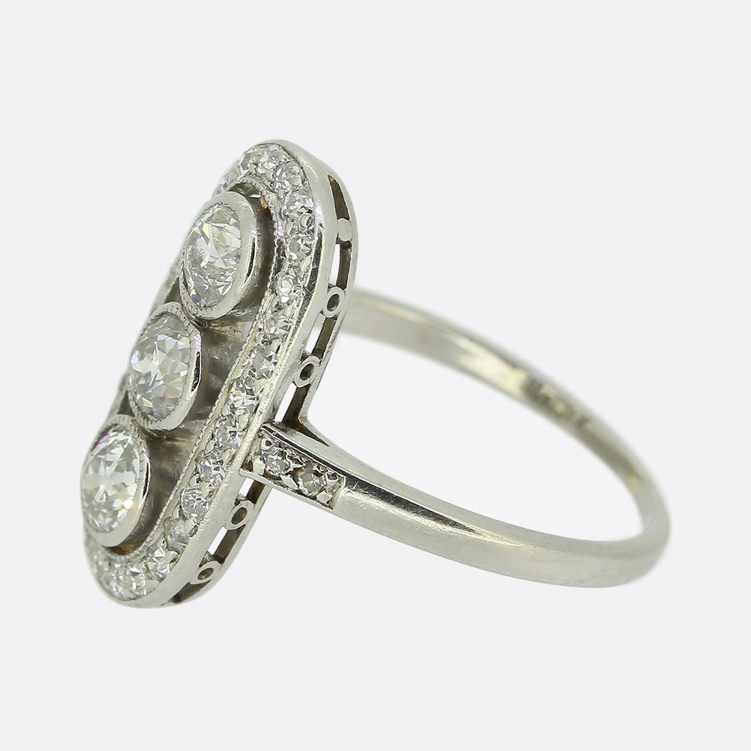 Nous avons ici une bague de table en diamant d'excellente facture datant de la période édouardienne. Un trio de diamants ronds facettés de taille ancienne a été serti individuellement en milgrain au centre dans une formation verticale à l'intérieur