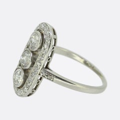 Bague de table édouardienne à trois pierres en diamant taille ancienne
