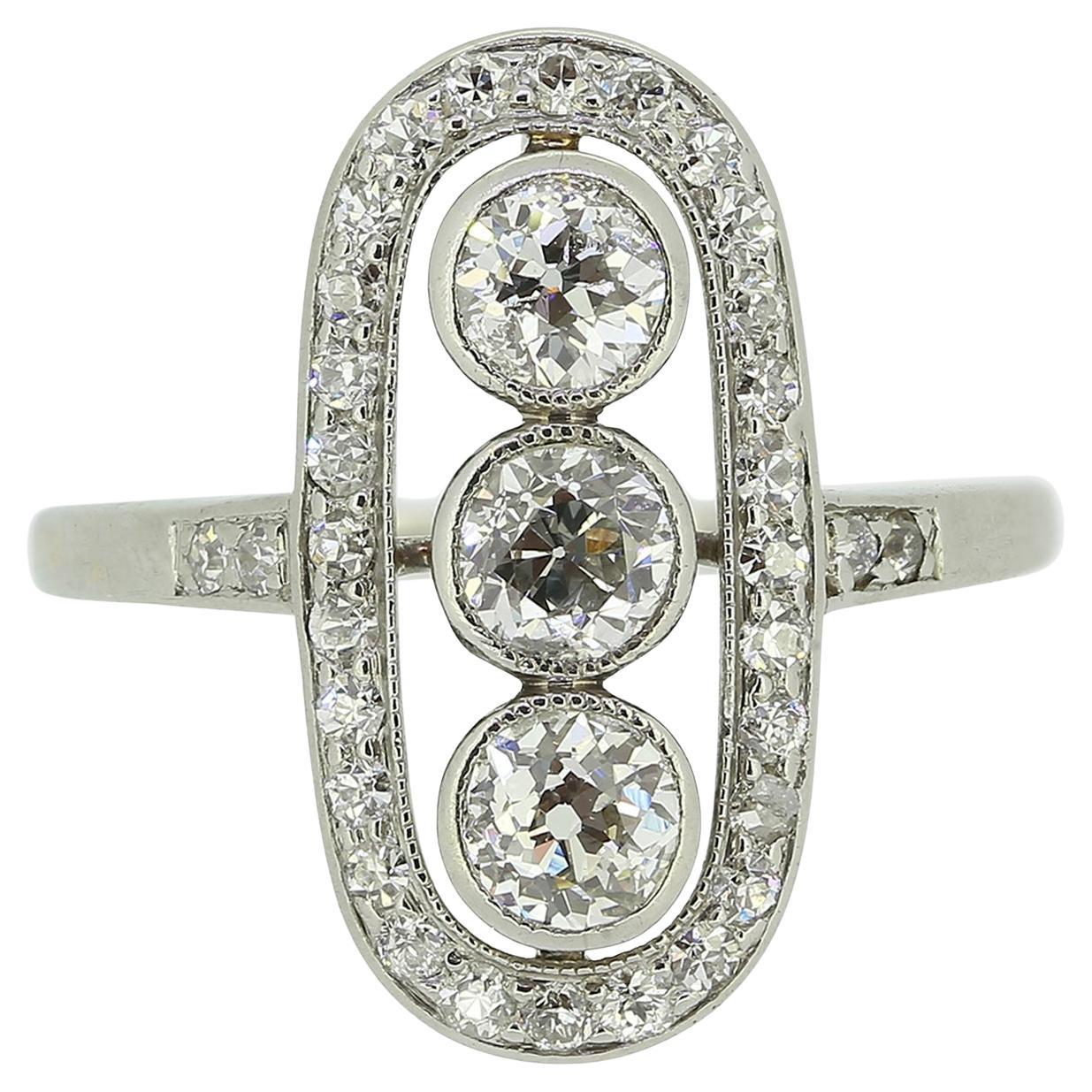 Anillo eduardiano de tres piedras de corte antiguo con diamantes en pastilla