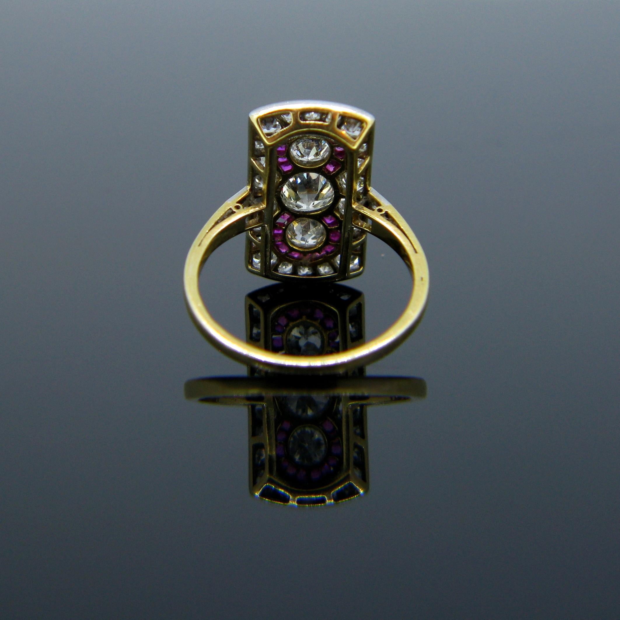 Edwardian Three-Stone Diamonds Rubies Yellow Gold Platinum Target Ring In Good Condition In London, GB