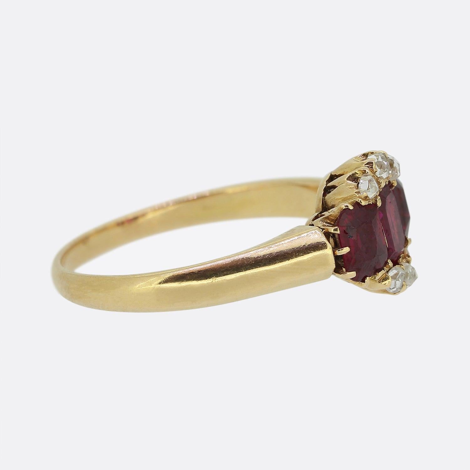 Anillo eduardiano de tres piedras de rubí y diamantes Eduardiano en venta