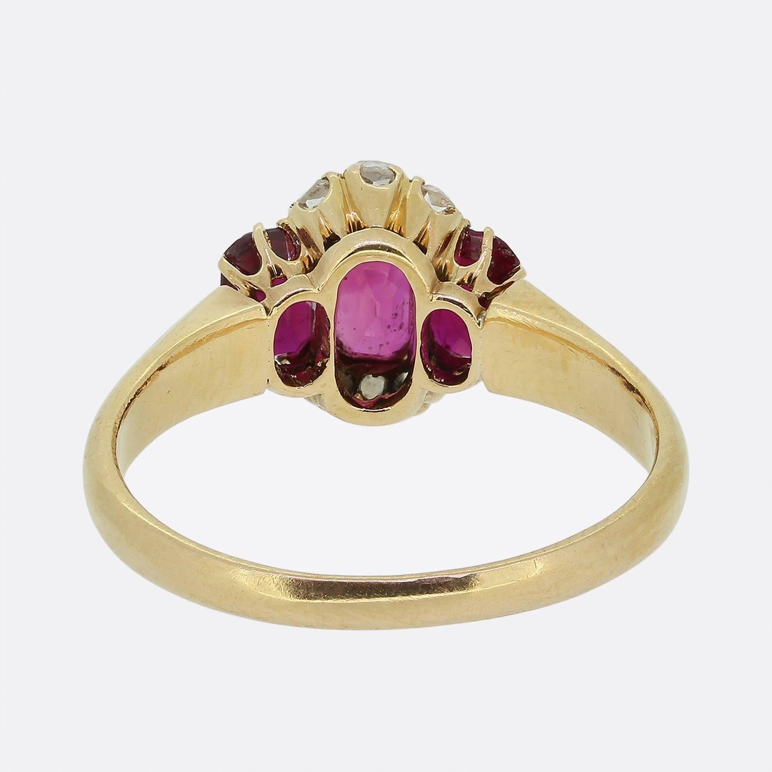 Anillo eduardiano de tres piedras de rubí y diamantes Corte oval en venta