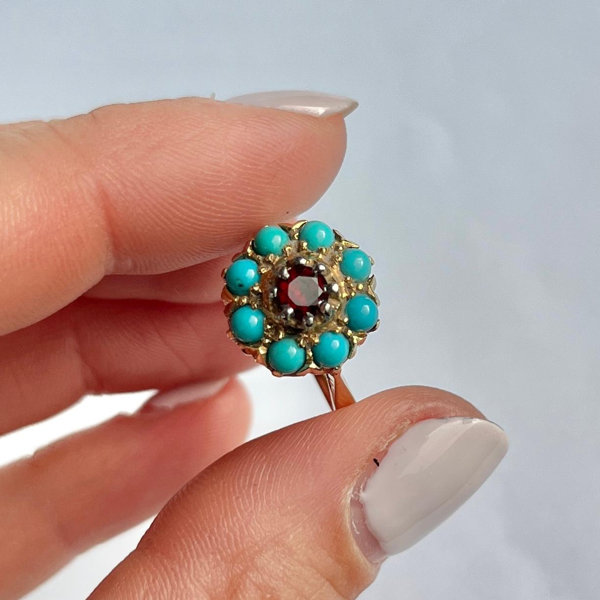 Questo splendido anello a grappolo contiene 8 brillanti pietre di turchese cabochon e al centro un granato rosso intenso. La montatura in oro massiccio si sposa perfettamente con il colore delle pietre. 

Misura dell'anello: M 1/2 o 6 1/2  
Diametro
