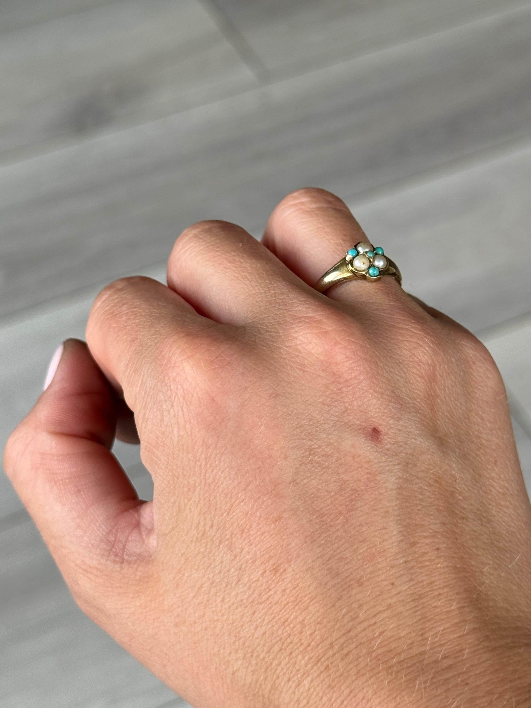 Cette beauté est dotée d'une simple tige en or 18ct. Quatre turquoises et trois perles sont serties sur la face de cette bague.  

Taille de l'anneau : I.L.A. ou 6 
Dimensions de la grappe : 9x8mm

Poids : 2.4 g