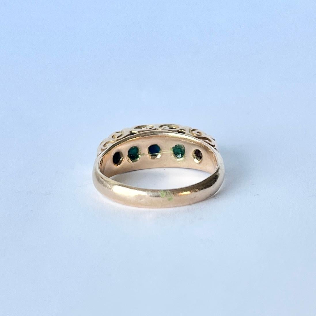Edwardianischer Türkis-Ring mit fünf Steinen aus 9 Karat Gold im Zustand „Gut“ im Angebot in Chipping Campden, GB