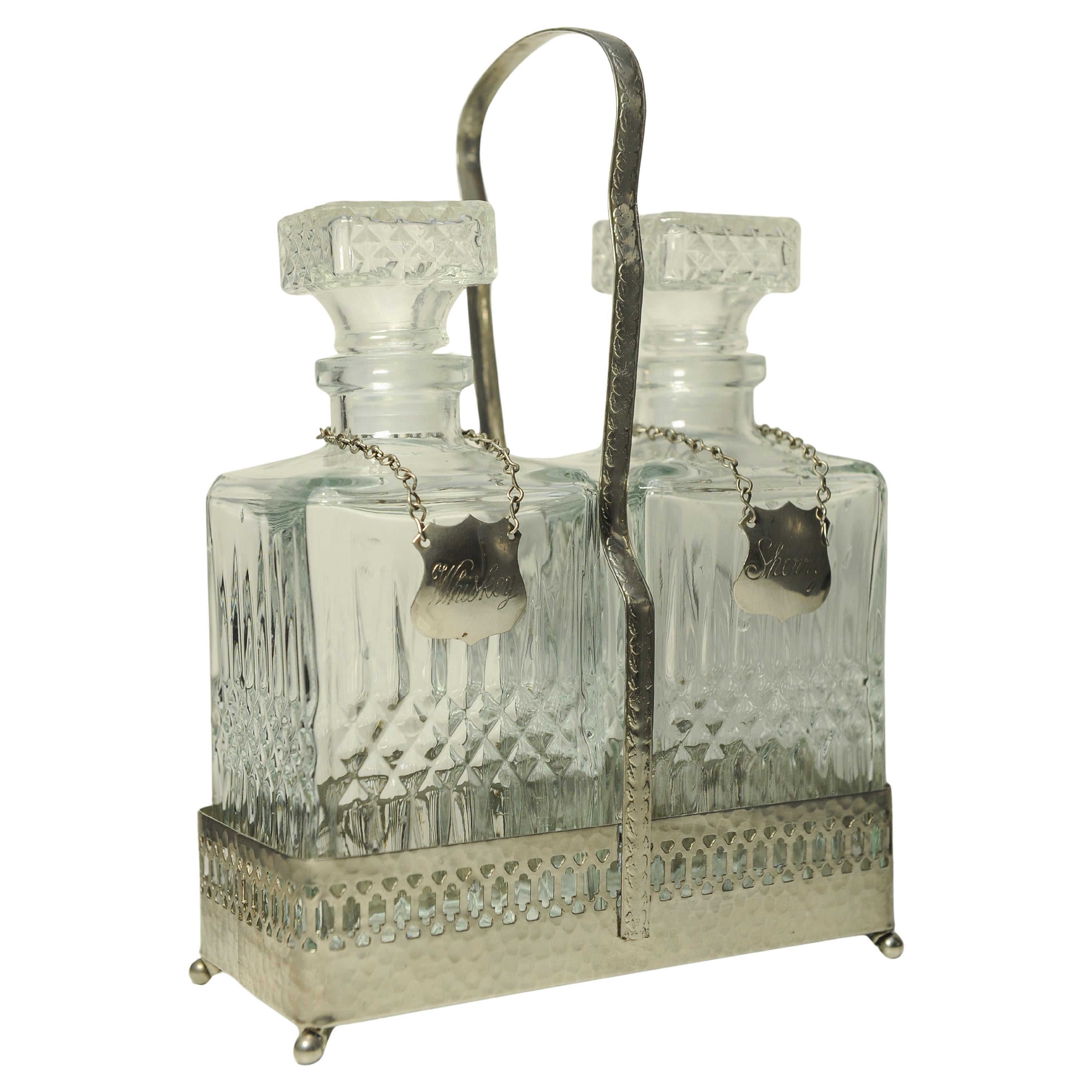 Tántalo eduardiano de dos botellas con tapones de cristal tallado Collares para jerez y whisky