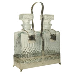 Tántalo eduardiano de dos botellas con tapones de cristal tallado Collares para jerez y whisky