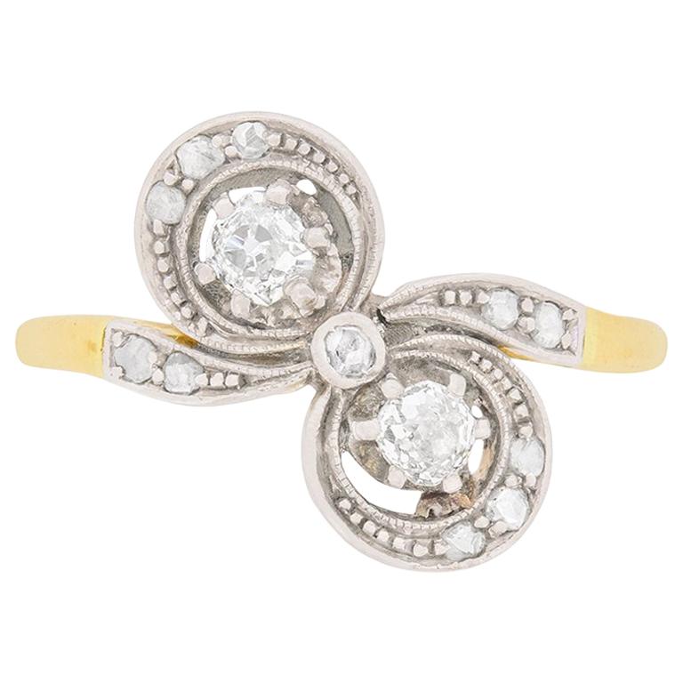 Bague habillée édouardienne en forme de nœud papillon à deux diamants, vers 1910 en vente