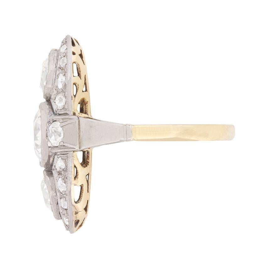 Dieser einzigartige, handgefertigte Ring hat in der Mitte einen Diamanten von 1,65 Karat. Es handelt sich um einen schillernden Diamanten, der mit I in der Farbe und VS1 in der Reinheit eingestuft wurde. Er ist mit einem birnenförmigen Diamanten