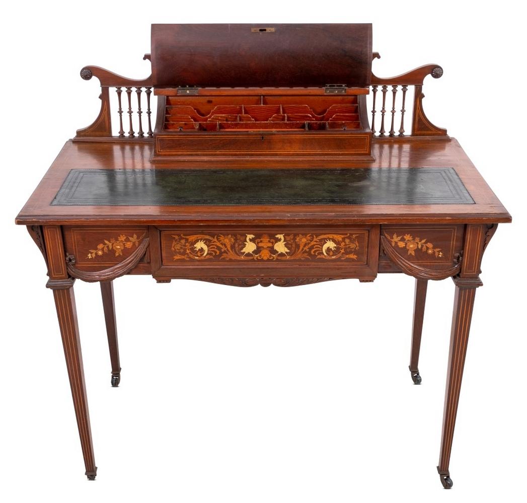 Table à écrire édouardienne en noyer et marqueterie, début du 20e siècle, le plateau rectangulaire en cuir incrusté avec galerie et compartiment d'écriture au-dessus d'un tiroir central en frise, sur des pieds fuselés carrés avec roulettes. 38.5