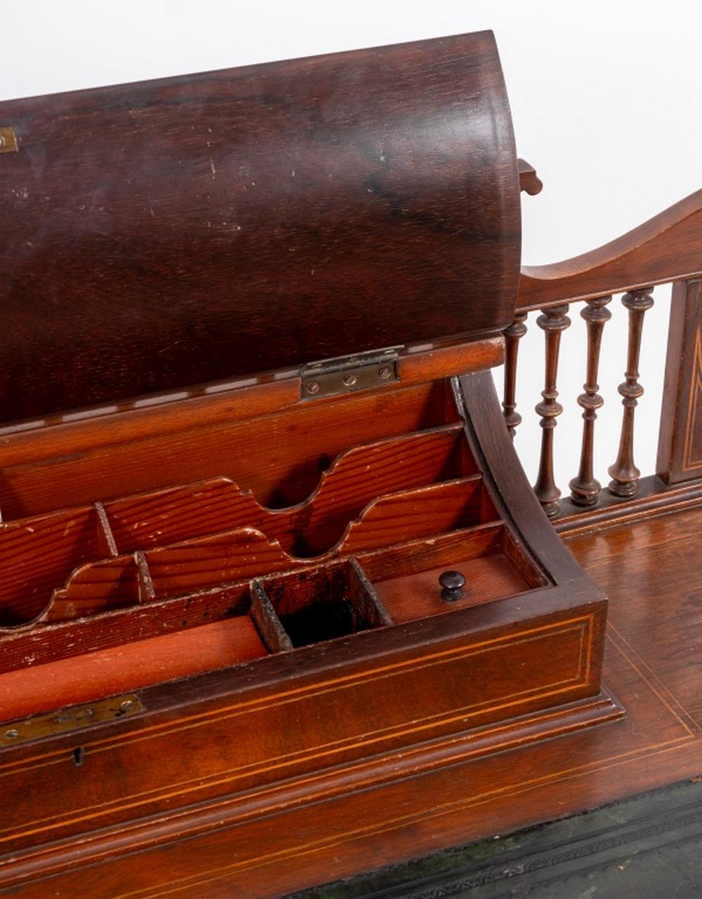 Georgien Table à écrire édouardienne en noyer et marqueterie en vente