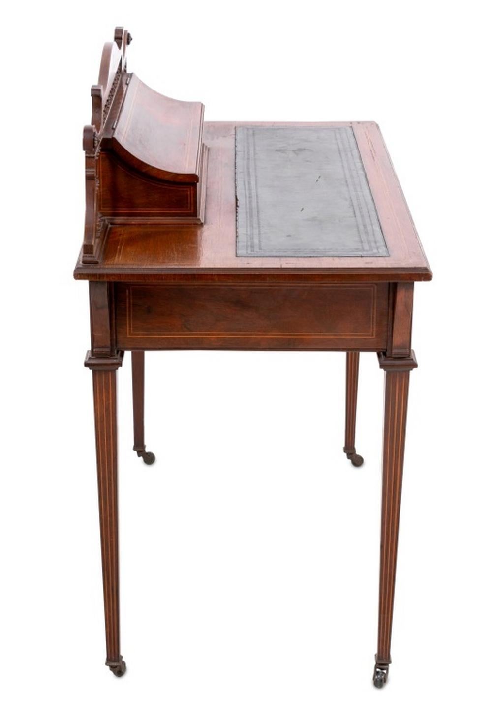 Sculpté Table à écrire édouardienne en noyer et marqueterie en vente