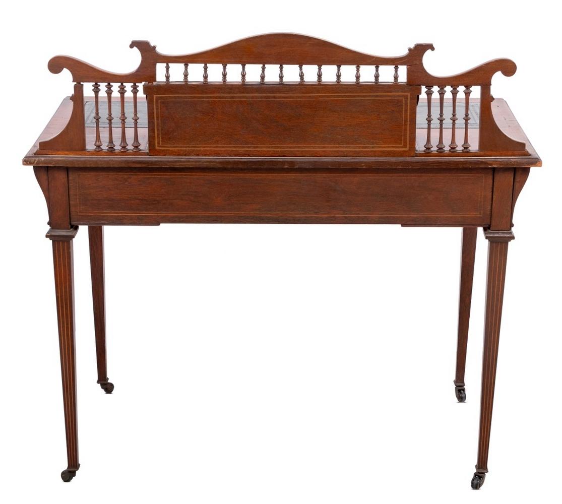 Table à écrire édouardienne en noyer et marqueterie Bon état - En vente à Astoria, NY
