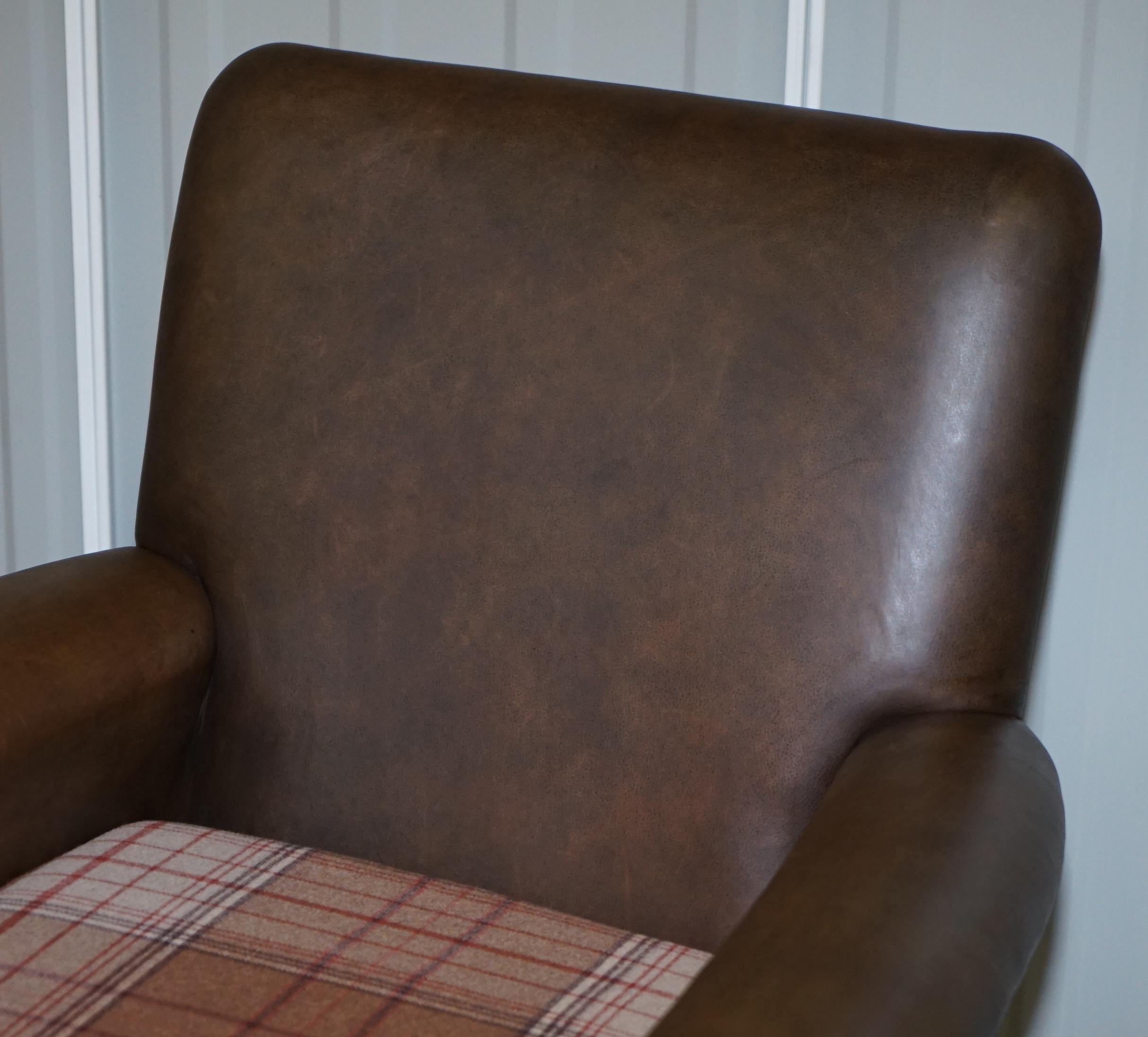 Canapé trois pièces édouardien en cuir noyer Brown, fauteuils Suite Coussins écossais en vente 8
