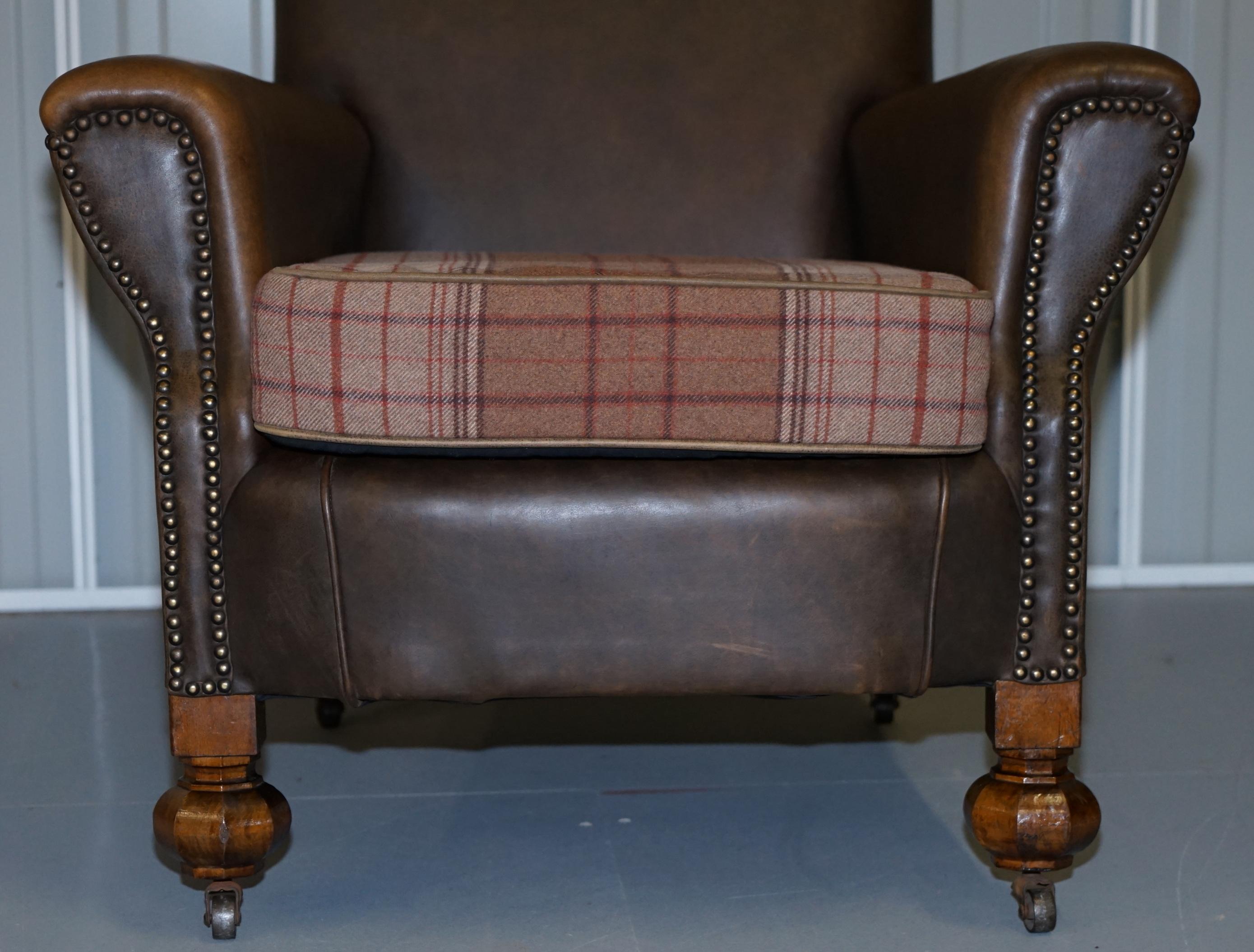 Edwardian Walnut Brown Leather Three-Piece Sofa, Armchairs Suite Tartan Cushions For Sale 10