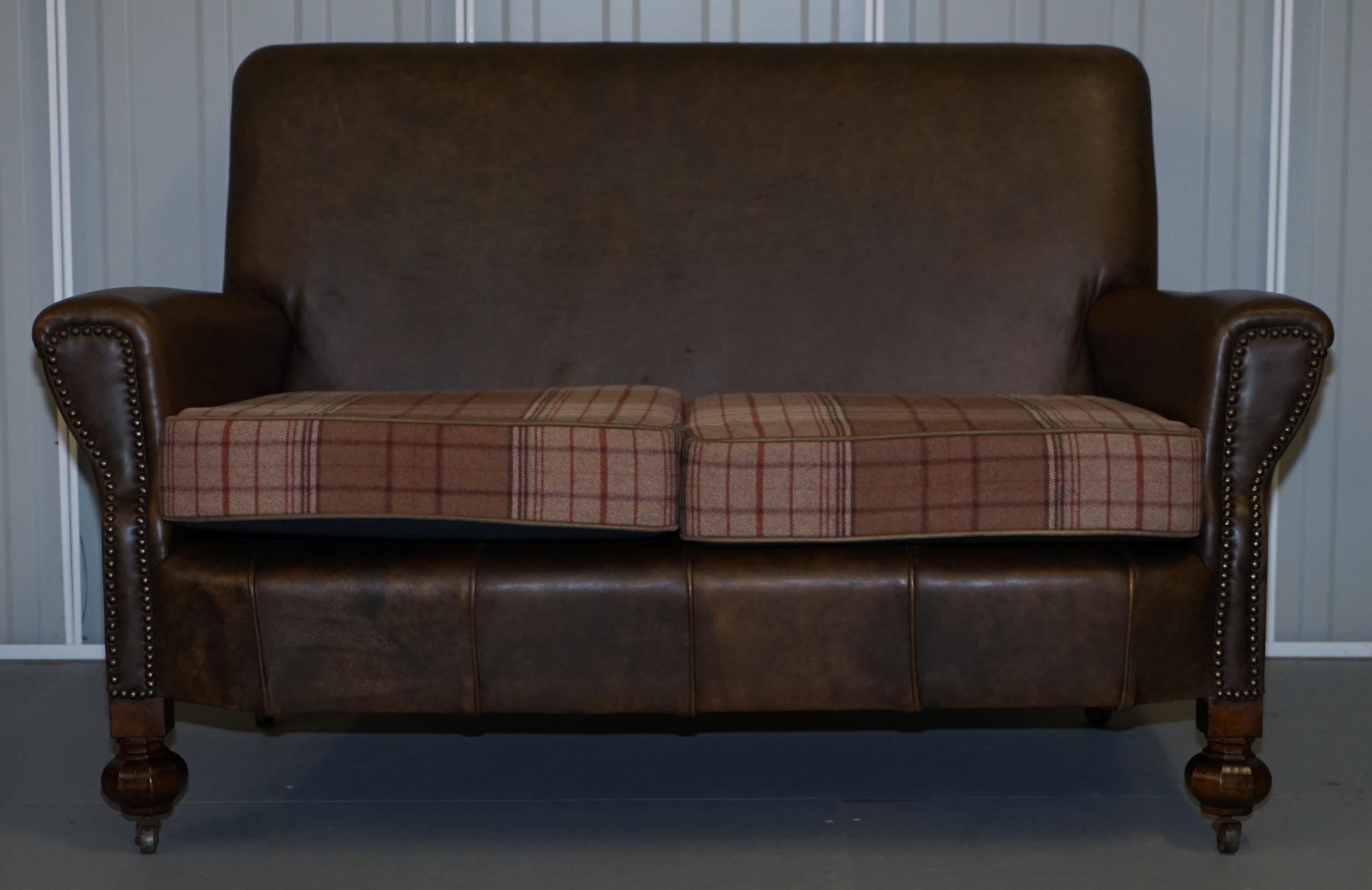 Anglais Canapé trois pièces édouardien en cuir noyer Brown, fauteuils Suite Coussins écossais en vente