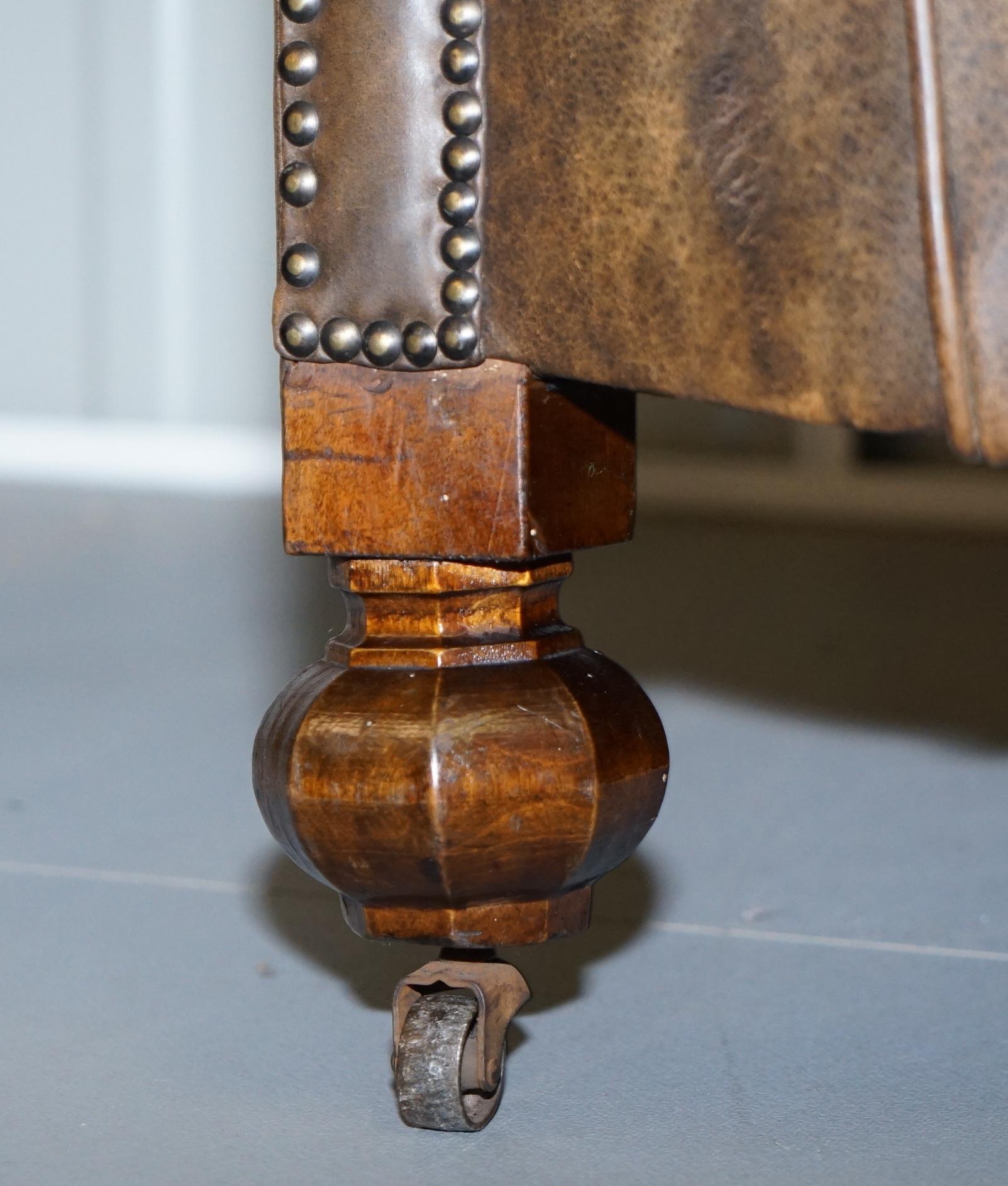 20ième siècle Canapé trois pièces édouardien en cuir noyer Brown, fauteuils Suite Coussins écossais en vente