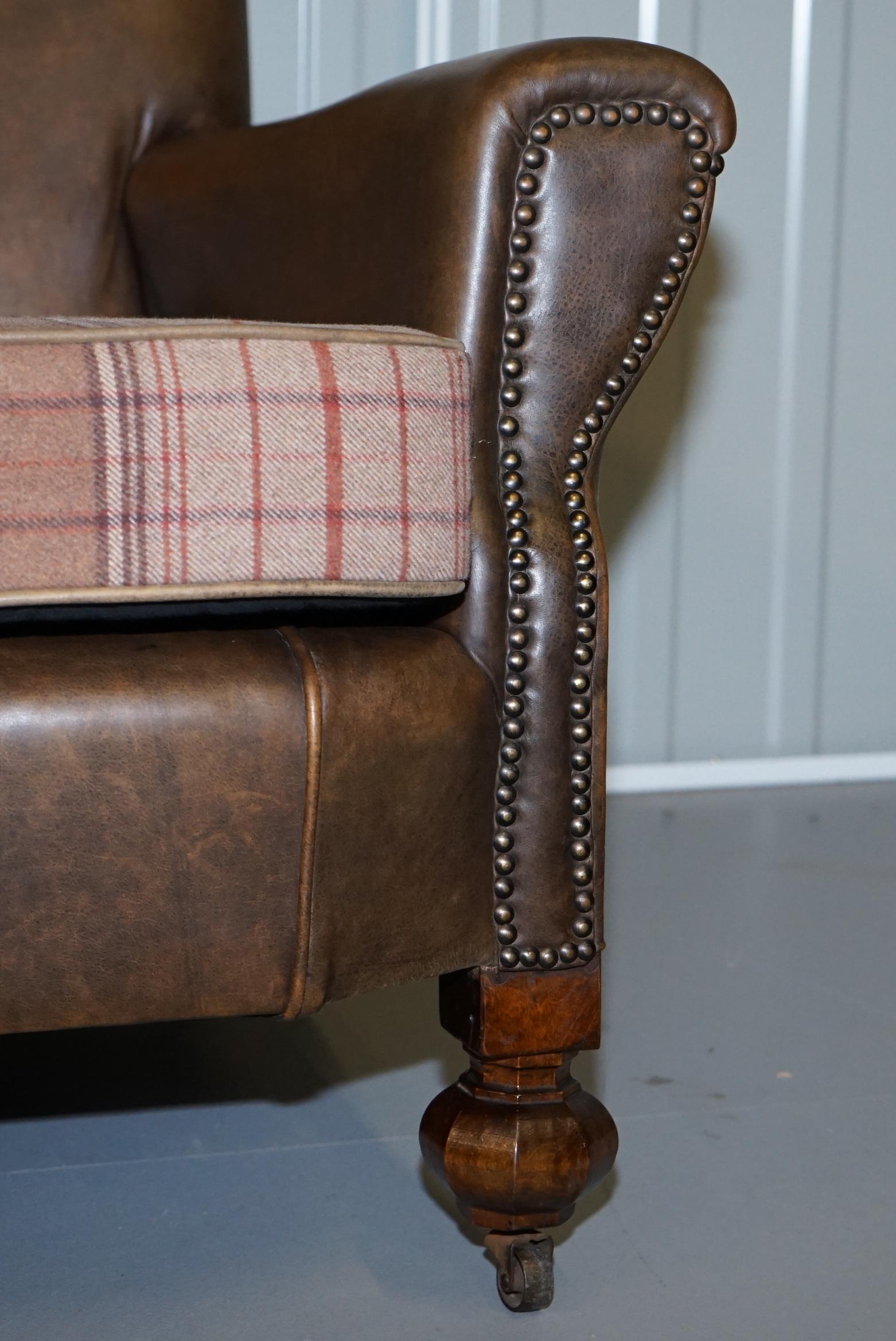 Cuir Canapé trois pièces édouardien en cuir noyer Brown, fauteuils Suite Coussins écossais en vente