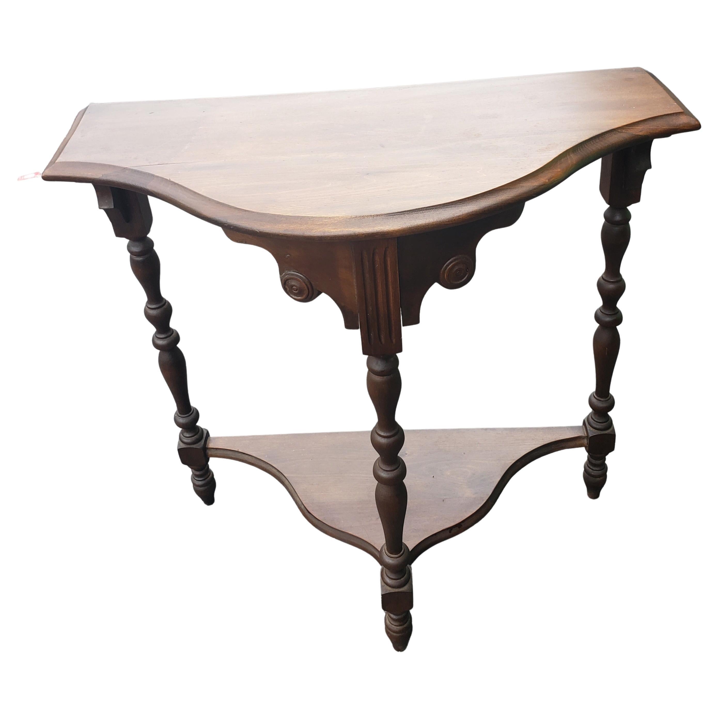 Beautiful Edwardian walnut console table with turned legs. in very good condition.
Very steady and solid. Edwardian style from the Edwardian era. Circa 1920s.
Measures 30