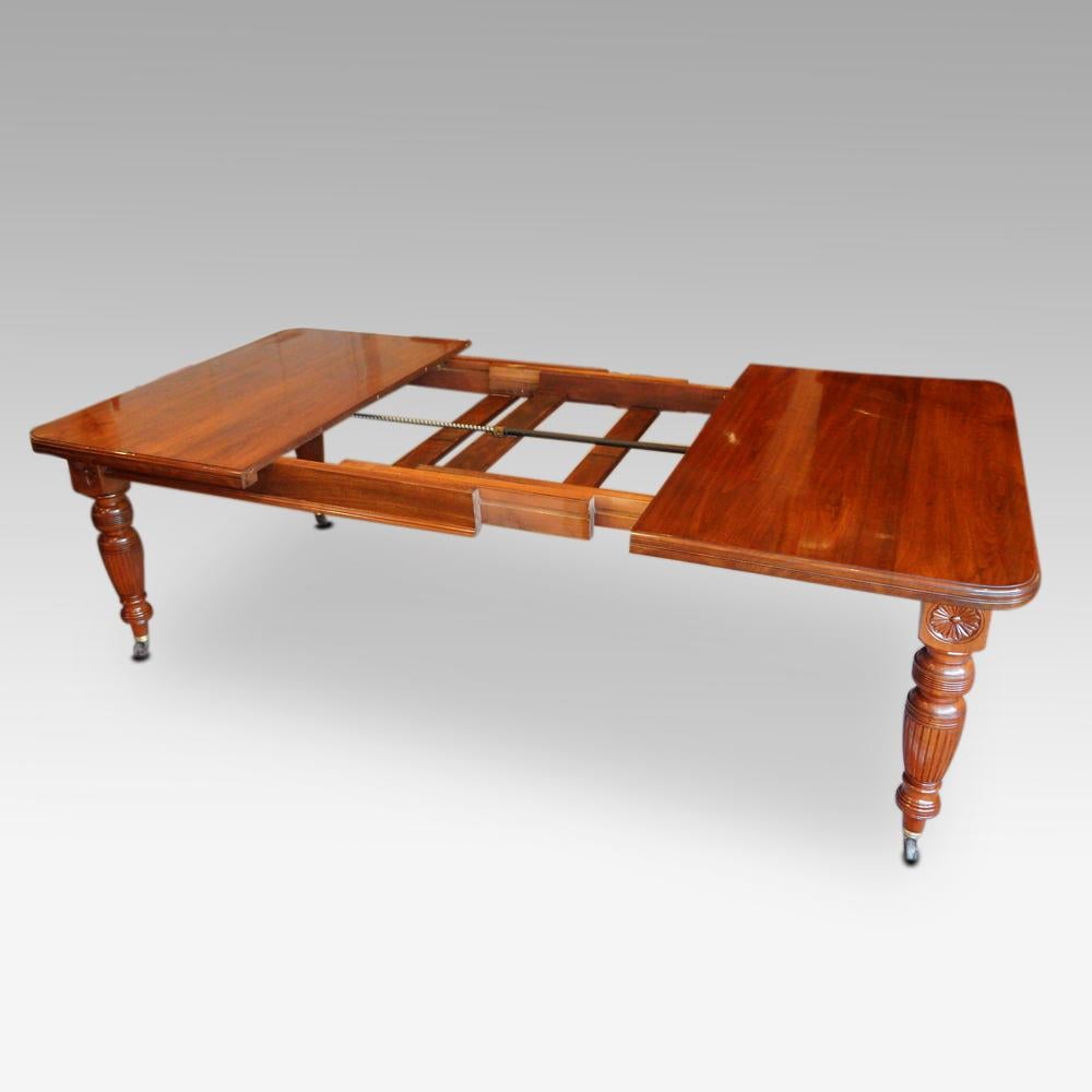 Edwardian Walnut Extending Dining Table For Sale 4
