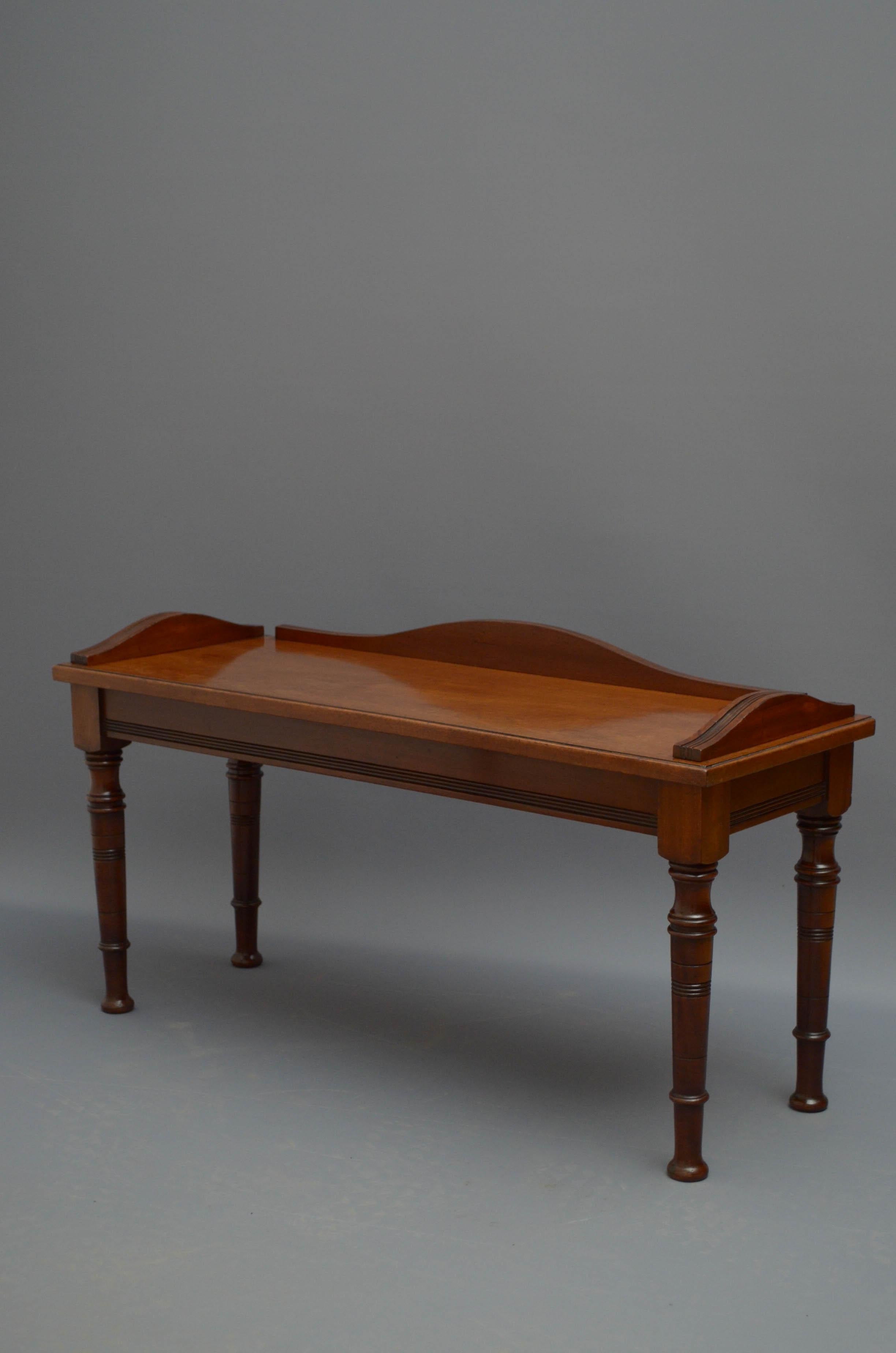 Stylish Edwardian hall bench in figured walnut, having shaped and reeded upstand to back and sides, figured walnut seat and reeded frieze, standing on turned and ringed legs. This antique bench retains its original finish, patina and mellow colour,