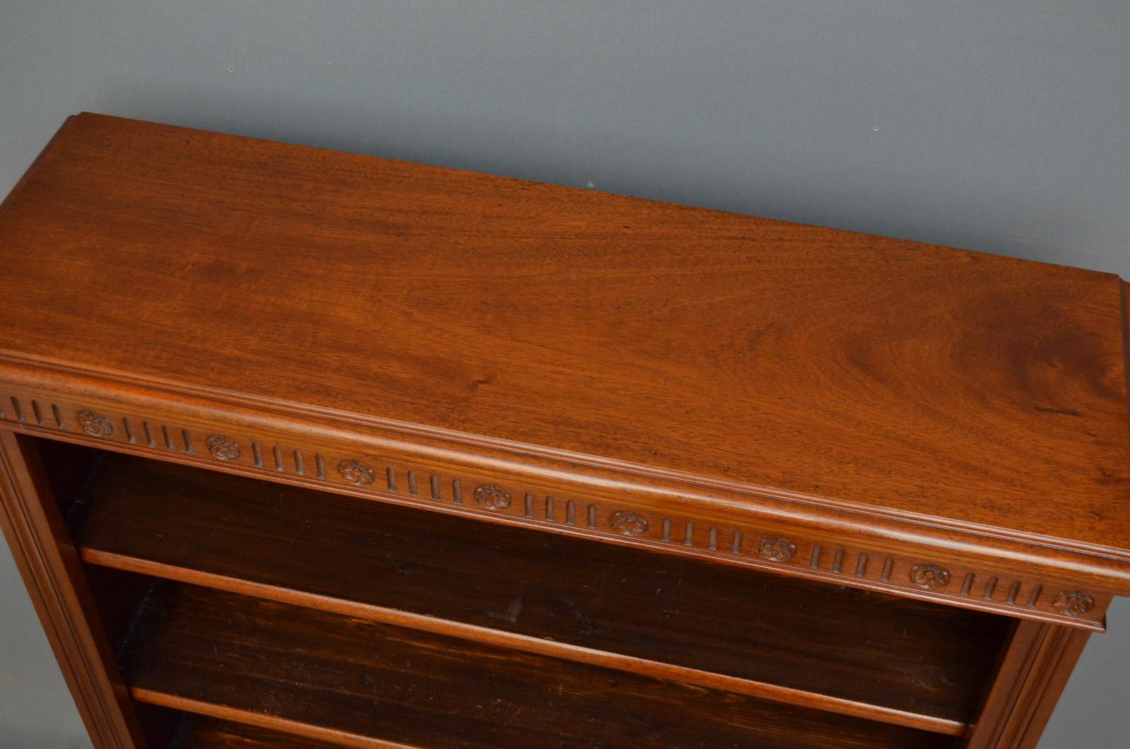 Sn4390 Edwardian walnut open bookcase, having moulded top above a carve frieze and 3 height adjustable shelves, all flanked by reeded pilasters. This antique bookcase is ready to place at home, circa 1910.
Measure: H 42 1/4