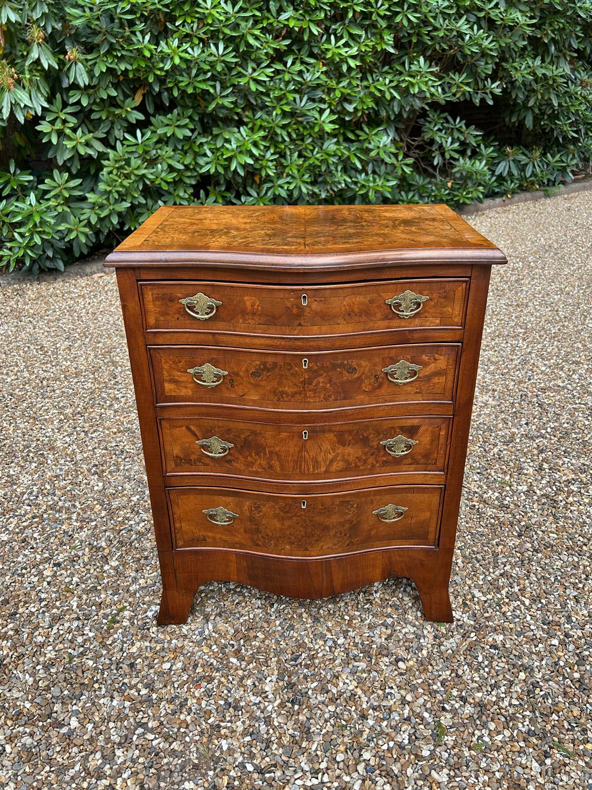 Piccola cassettiera a serpentina in noce di epoca edoardiana con quattro lunghi cassetti rivestiti in rovere, accessori in ottone e piedi a staffa strombati.

Circa: 1910

Dimensioni:

Altezza: 31 pollici  79 cm
Larghezza:  24,75 pollici -  63
