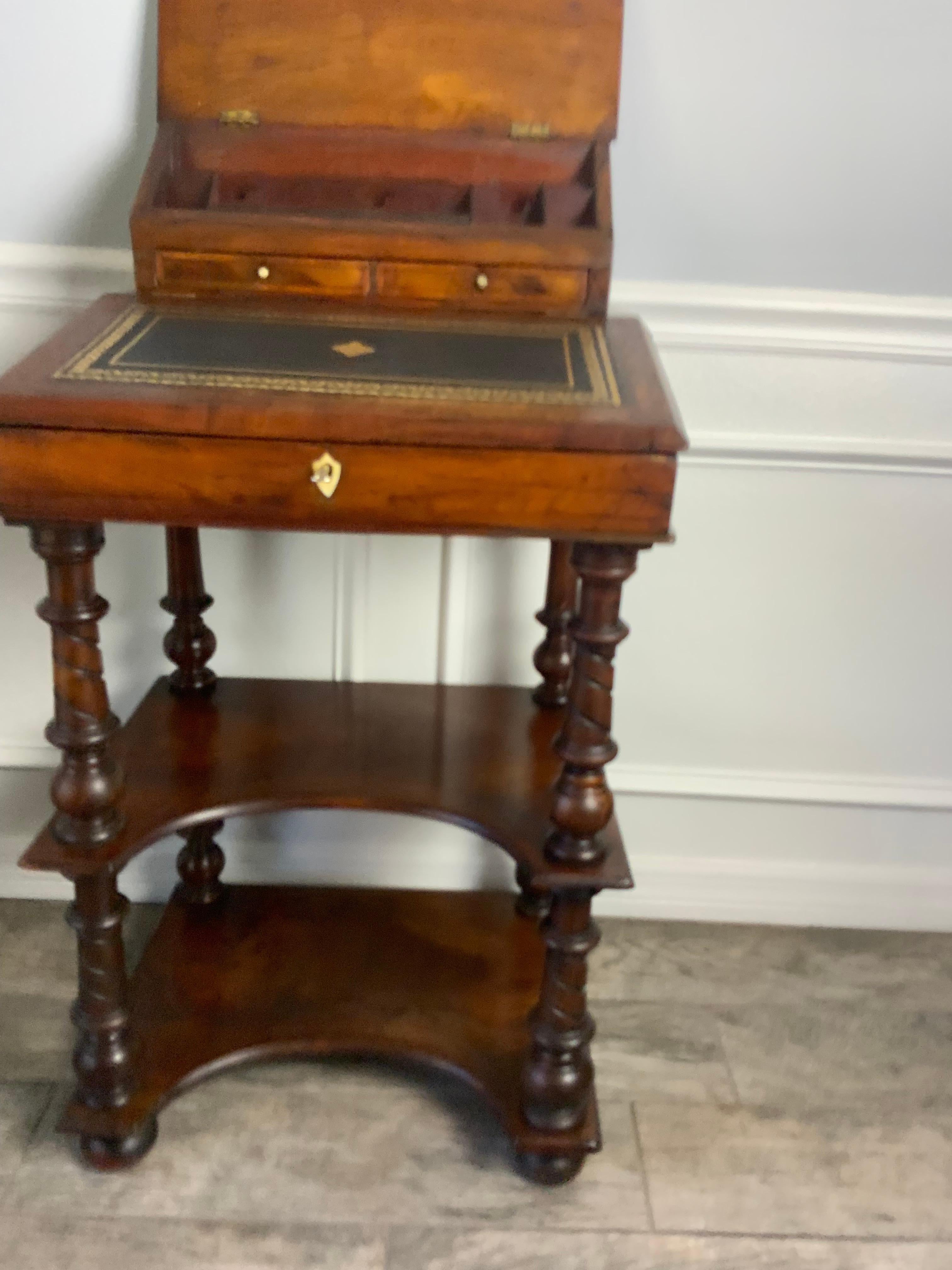 Eine schöne Qualität Edwardian Nussbaum Davenport Schreibtisch mit zwei Regalen durch schön gedreht Nussbaum Pfosten geteilt.  Nussbaum- und Wurzelholzfurnier mit Tulipwood-Bandintarsien auf der Oberseite der Deckel und Schubladenflächen. Ersetzter