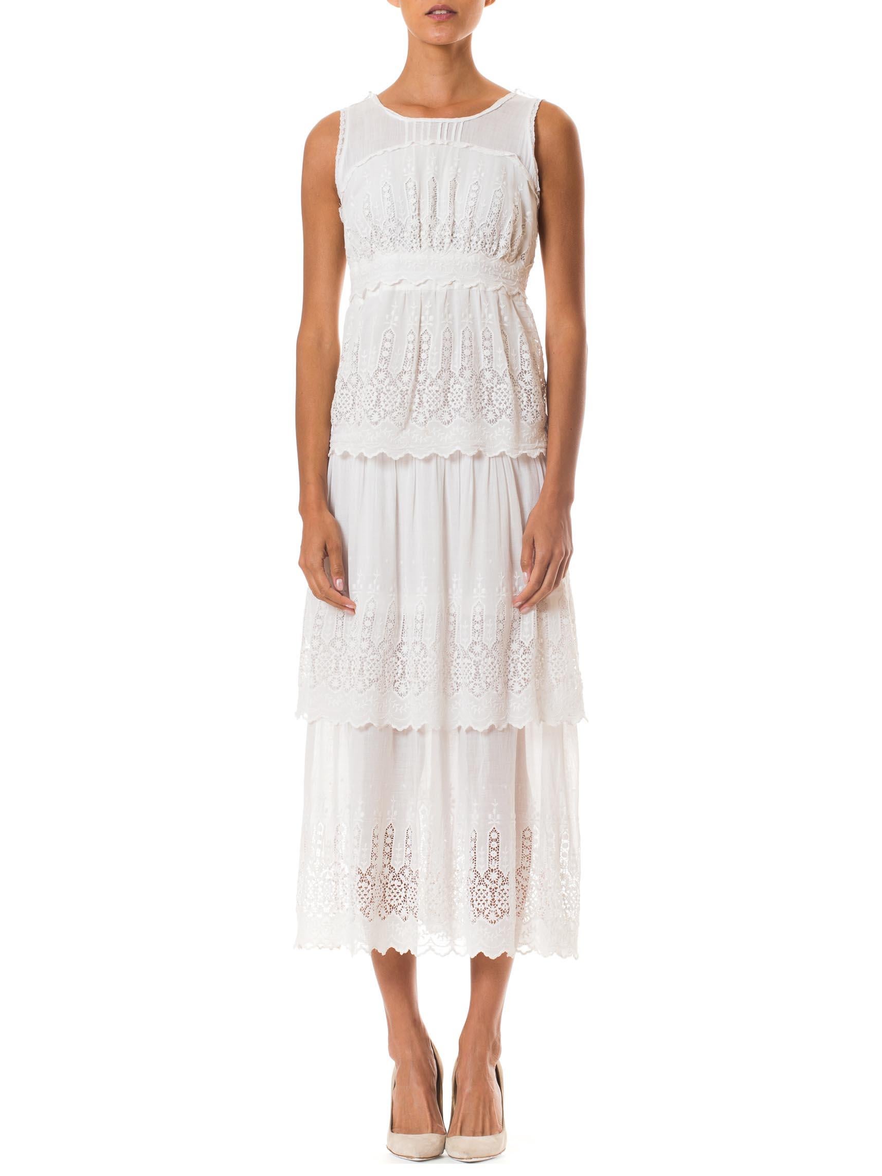 Abito edoardiano in cotone bianco con pizzo ricamato e gonna a tre livelli