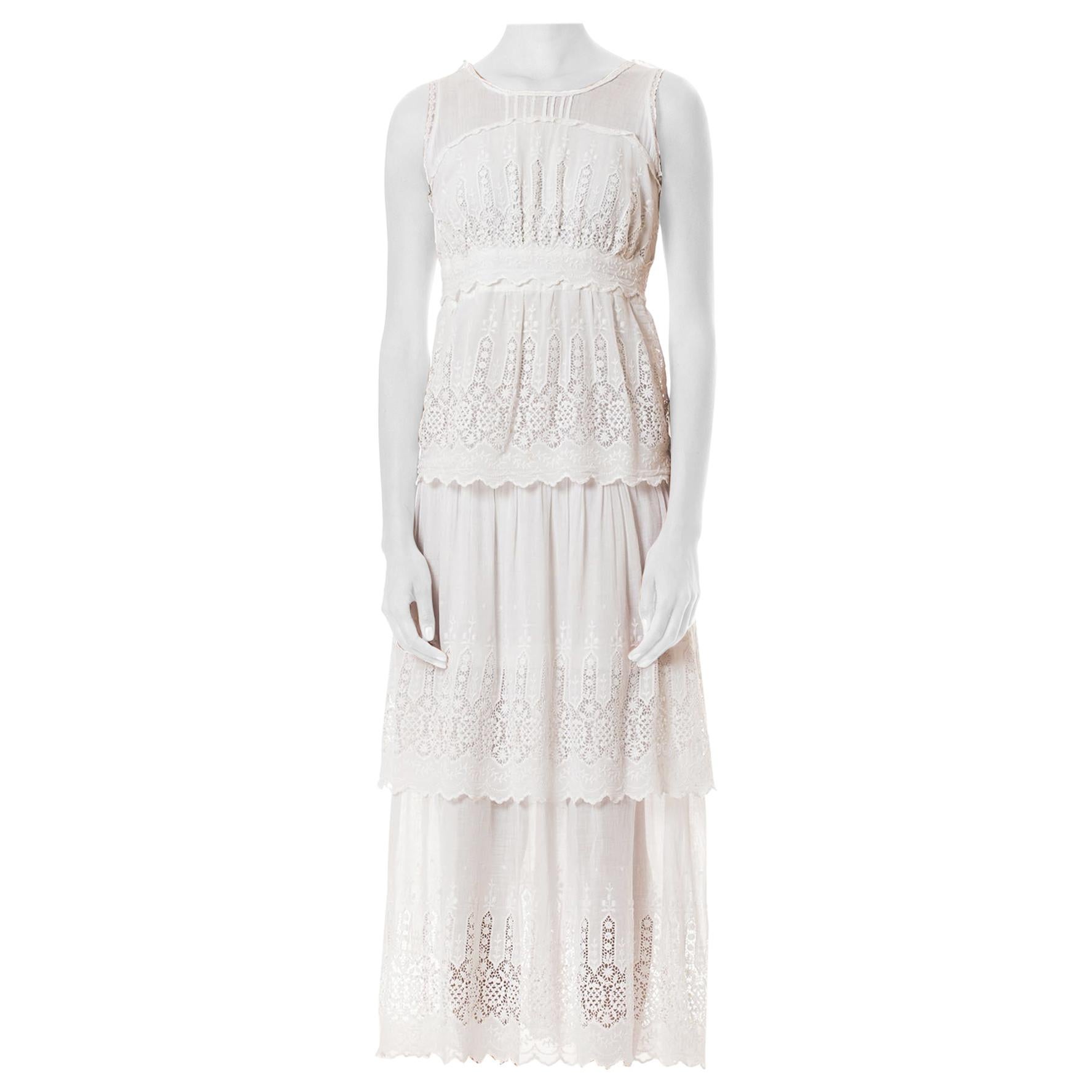 Abito edoardiano in cotone bianco con pizzo ricamato e gonna a 3 livelli in vendita