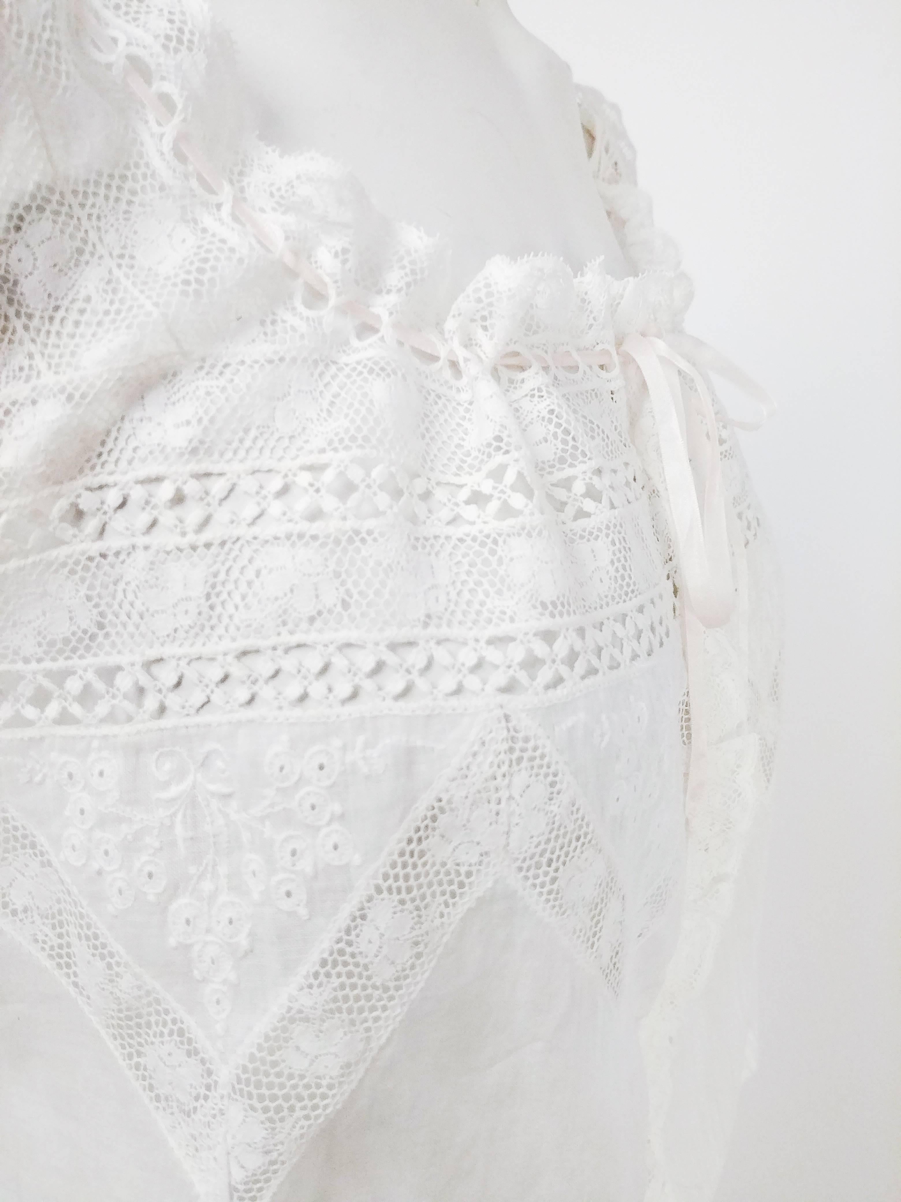 Weißes Baumwoll-Spitzen-Camisole aus der viktorianischen Zeit mit Schleifenbesatz (Grau) im Angebot