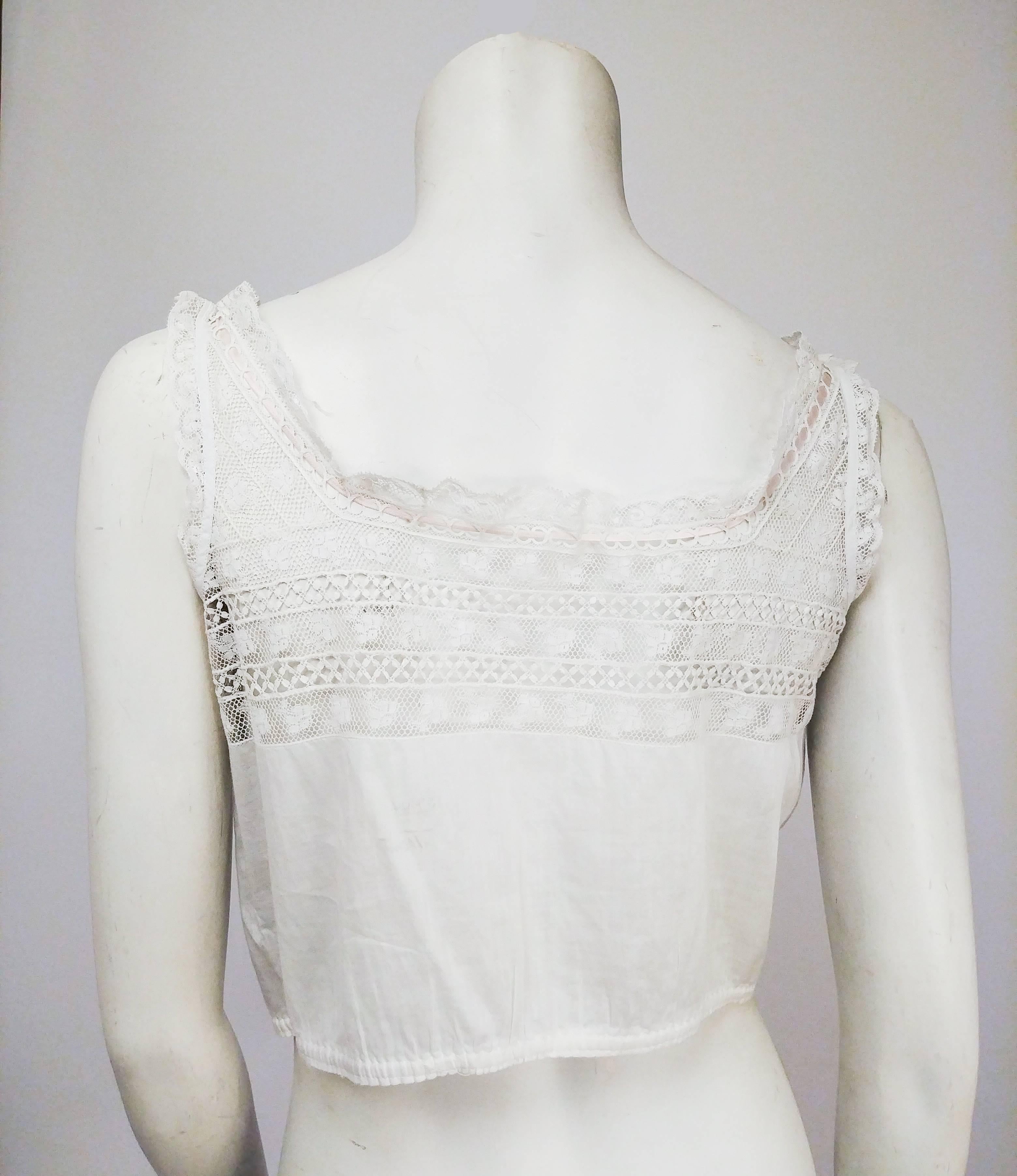 Weißes Baumwoll-Spitzen-Camisole aus der viktorianischen Zeit mit Schleifenbesatz im Zustand „Gut“ im Angebot in San Francisco, CA