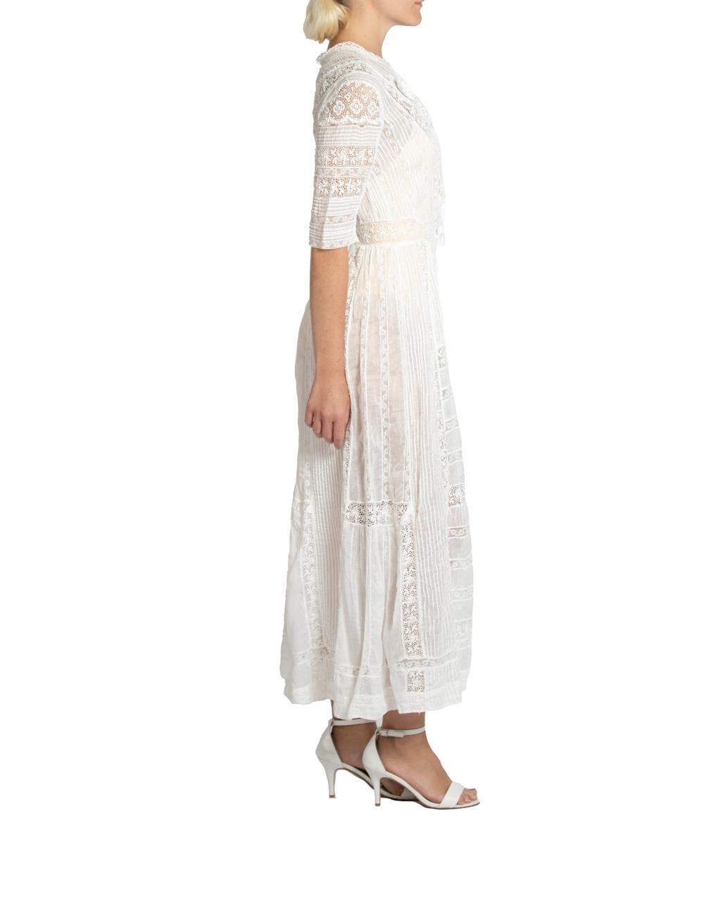 Robe de thé édouardienne en coton blanc et dentelle avec fleurs en 3D Pour femmes en vente