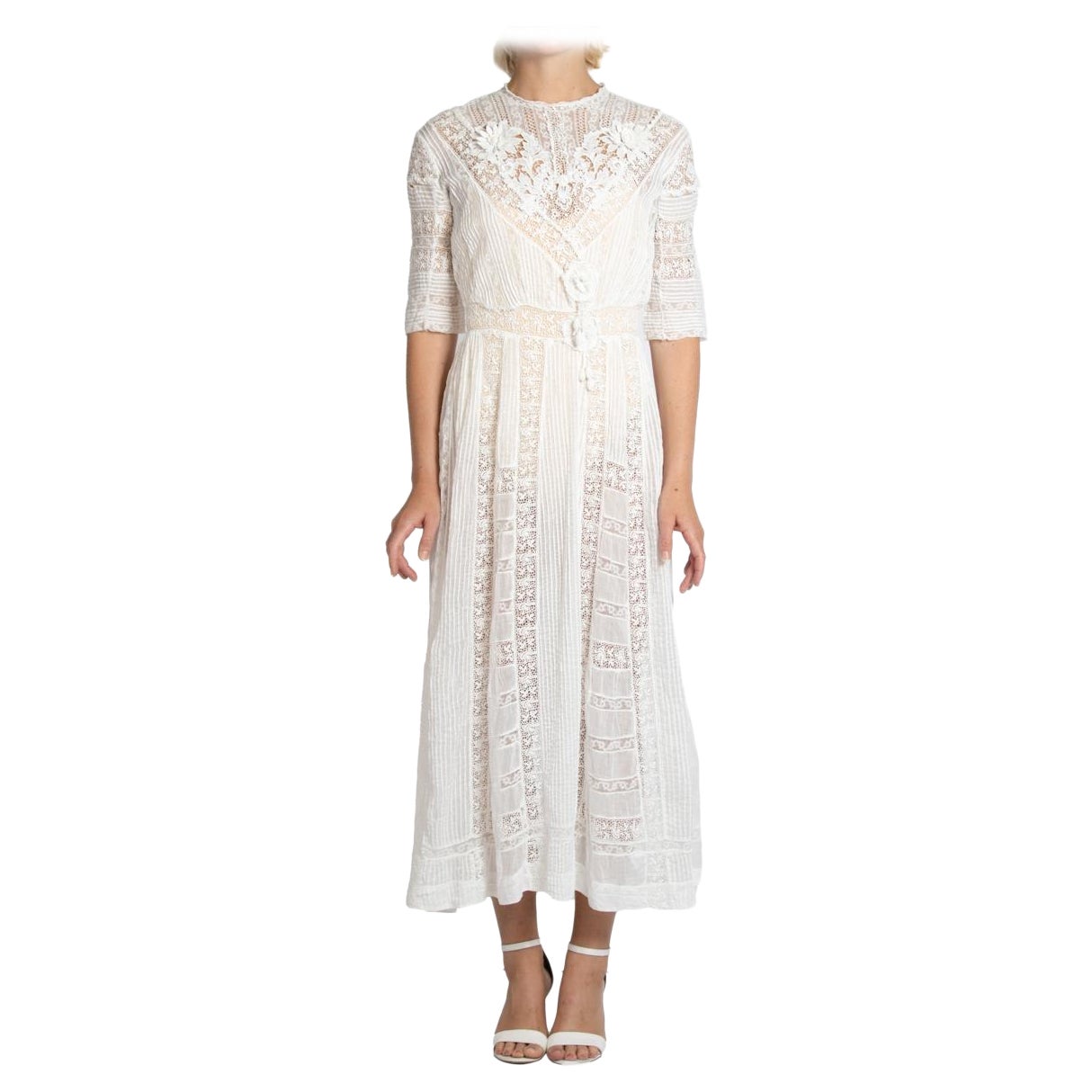 Robe de thé édouardienne en coton blanc et dentelle avec fleurs en 3D