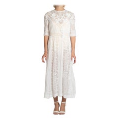 Robe de thé édouardienne en coton blanc et dentelle avec fleurs en 3D