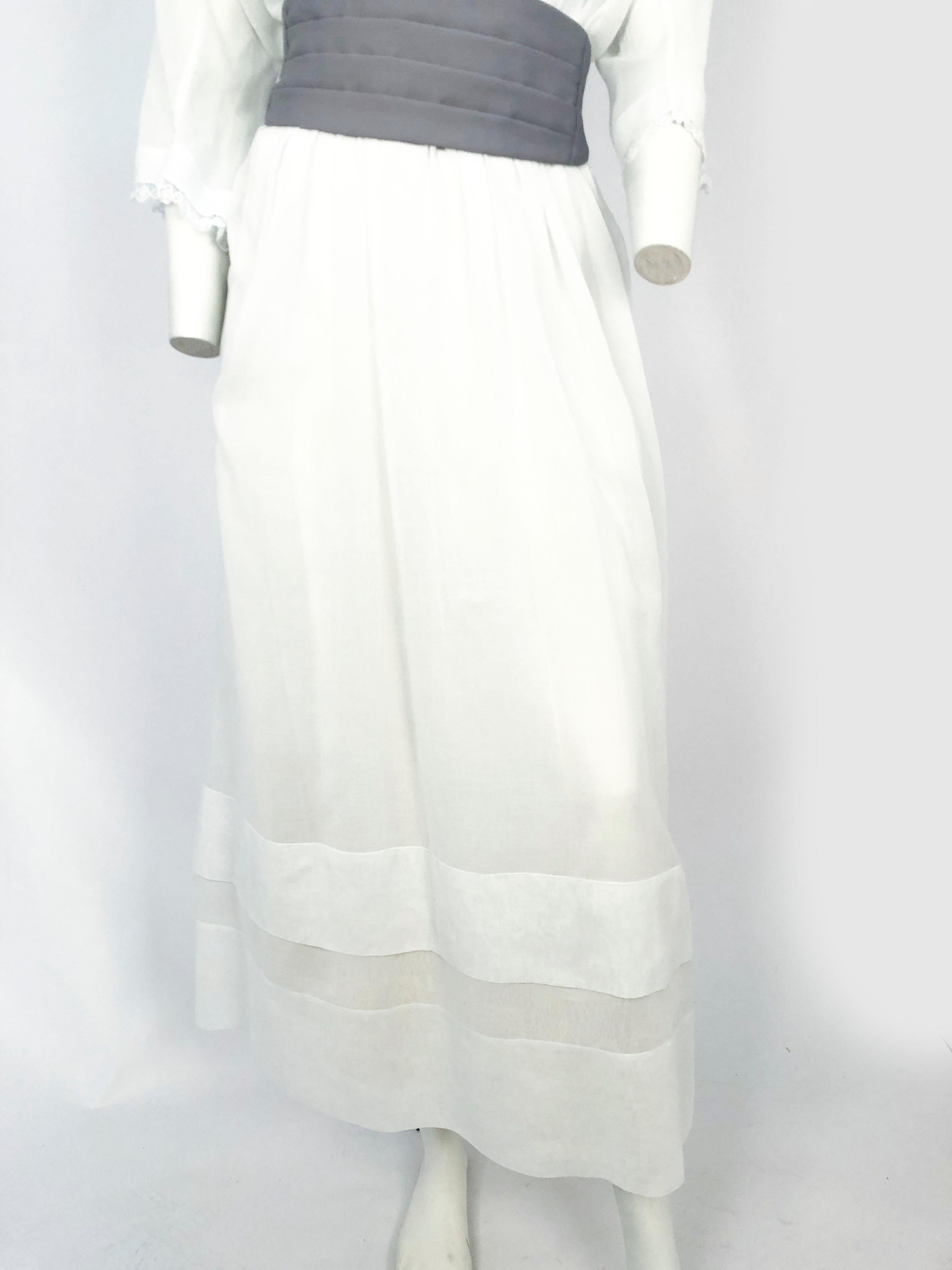 Gris Robe de jour blanche édouardienne avec bordure en dentelle  en vente